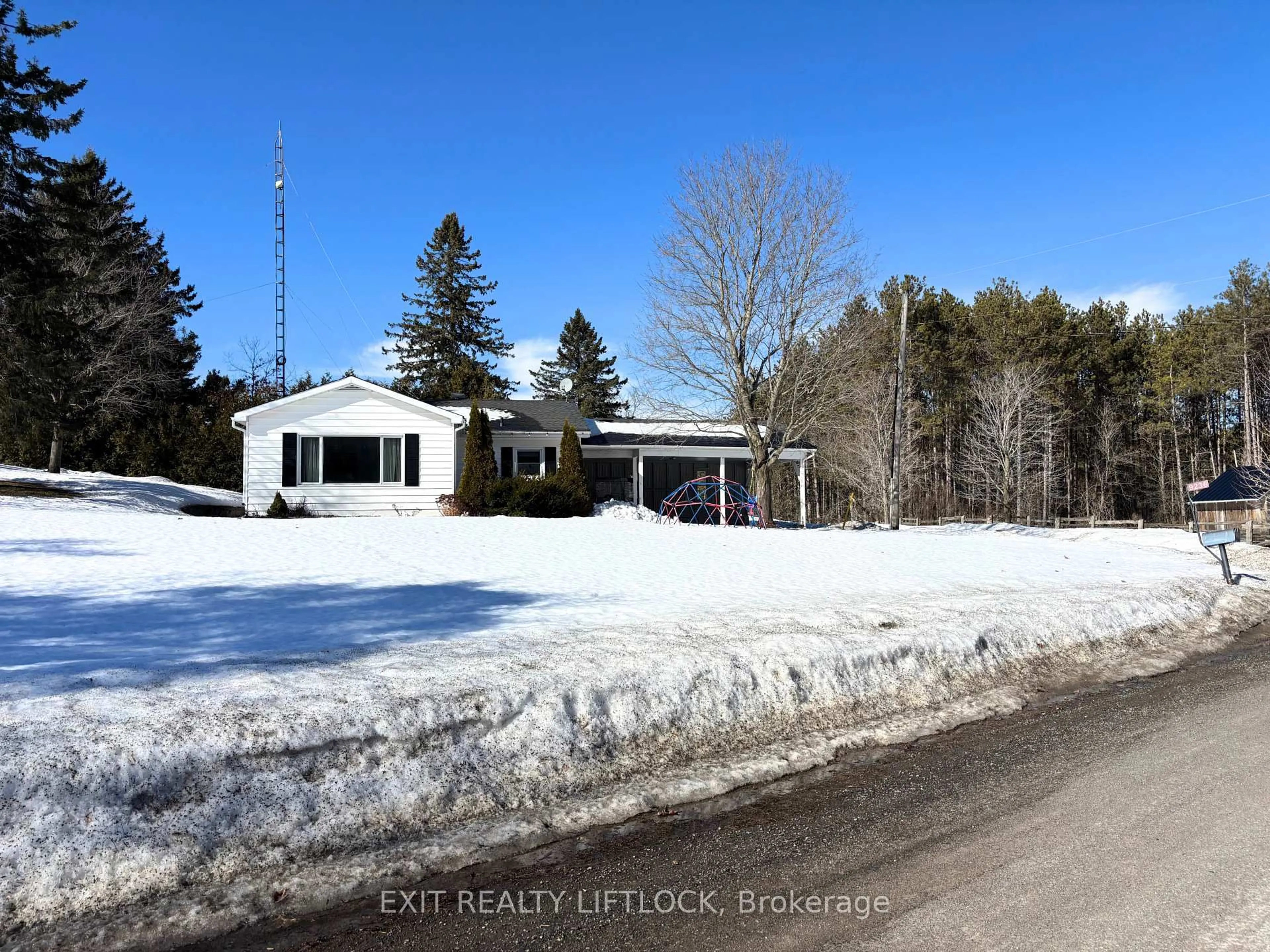 A pic from outside/outdoor area/front of a property/back of a property/a pic from drone, street for 9236 Forest Cres, Port Hope Ontario L0A 1B0