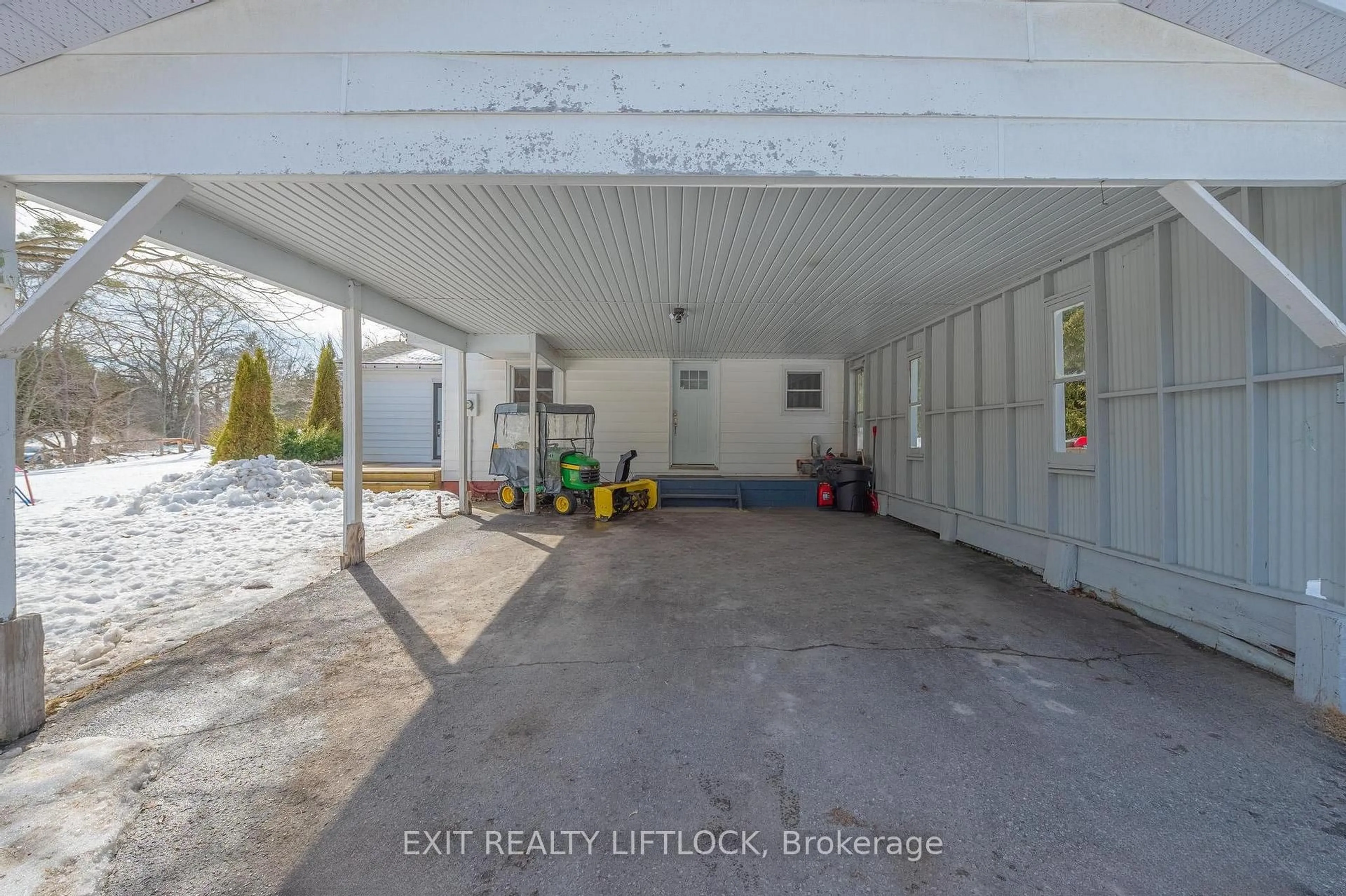 Indoor garage for 9236 Forest Cres, Port Hope Ontario L0A 1B0