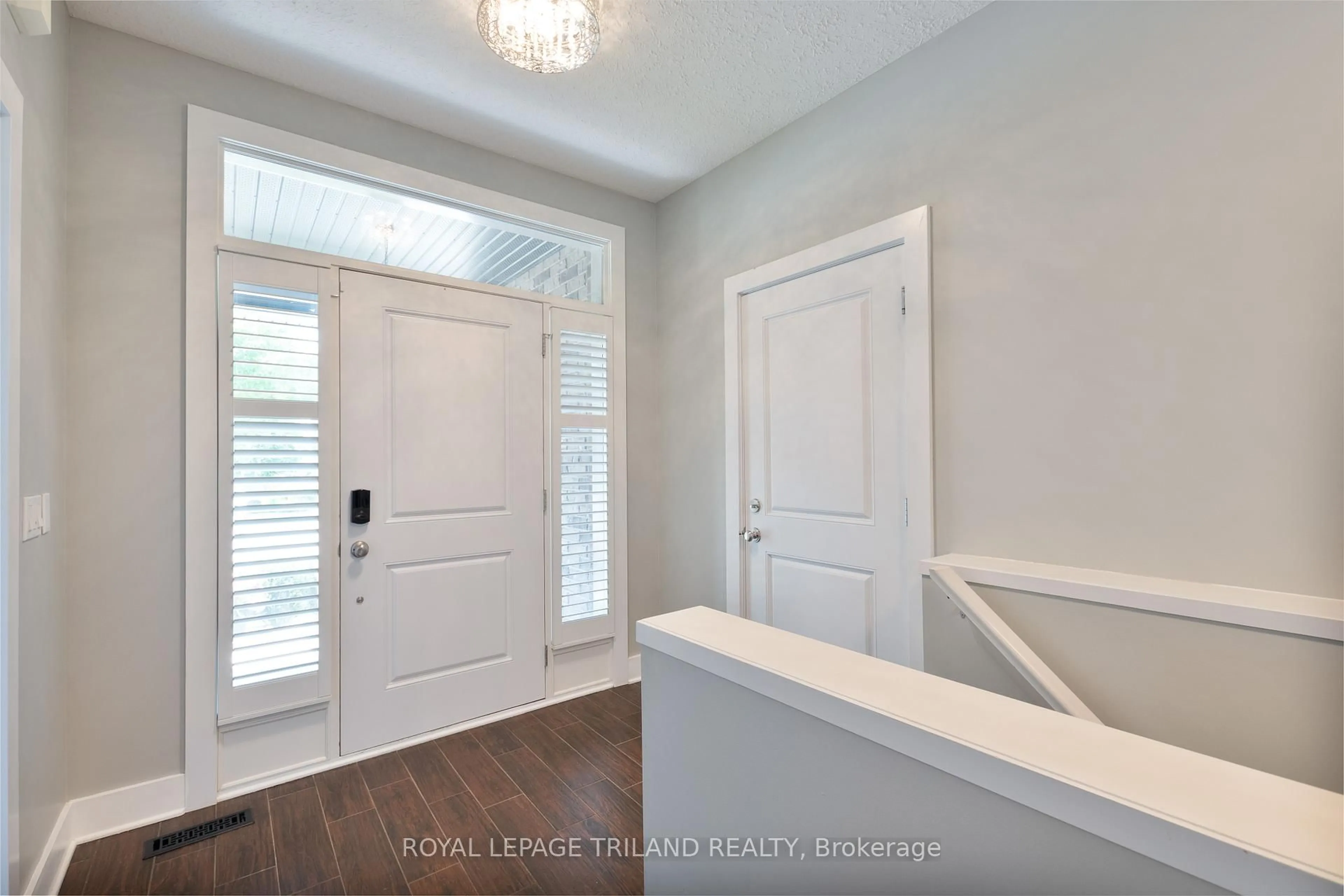 Indoor entryway for 681 Bennett Cres, Strathroy-Caradoc Ontario N0L 1W0