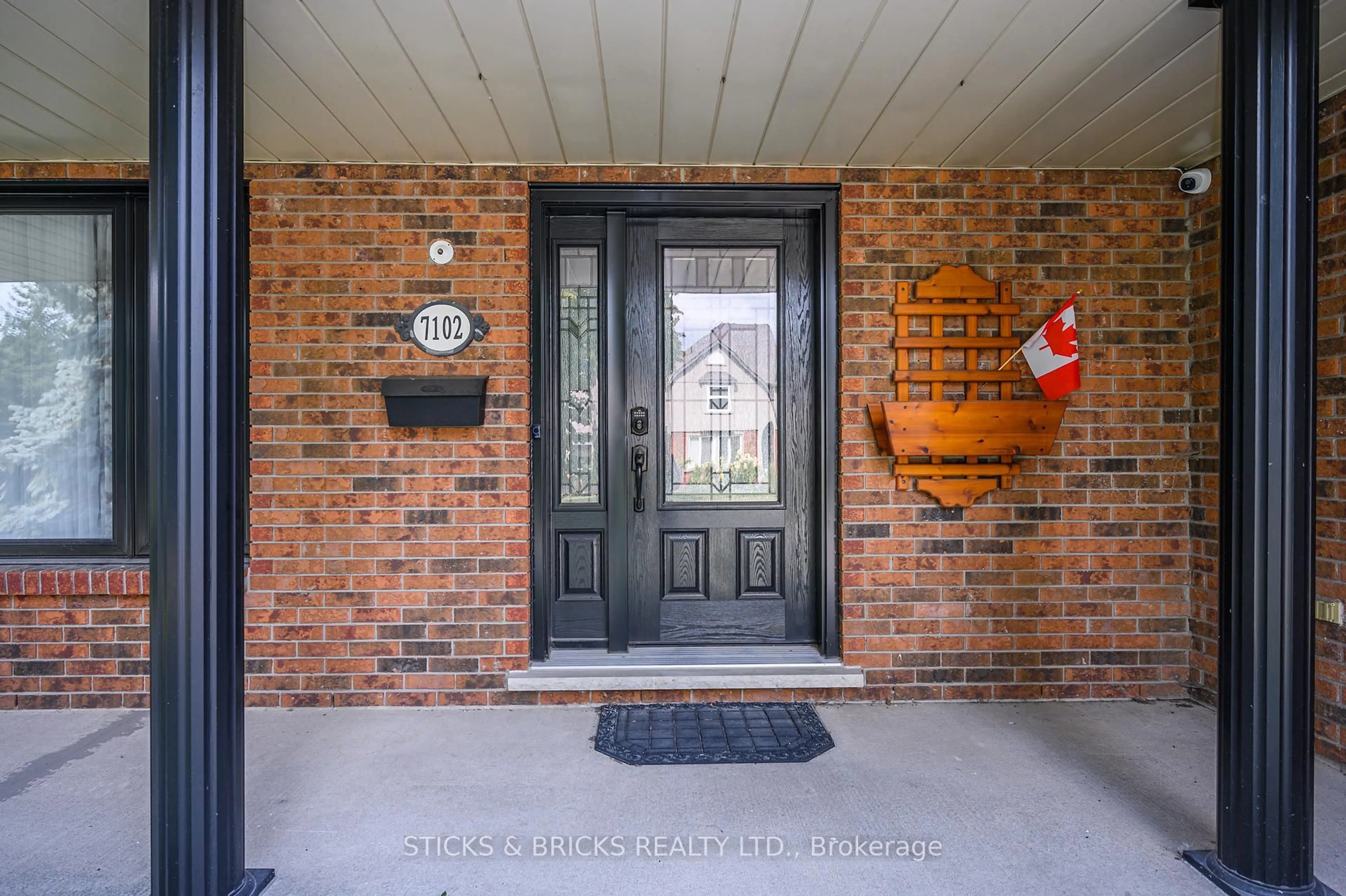 Indoor entryway for 7102 Burbank Cres, Niagara Falls Ontario L2J 4E7