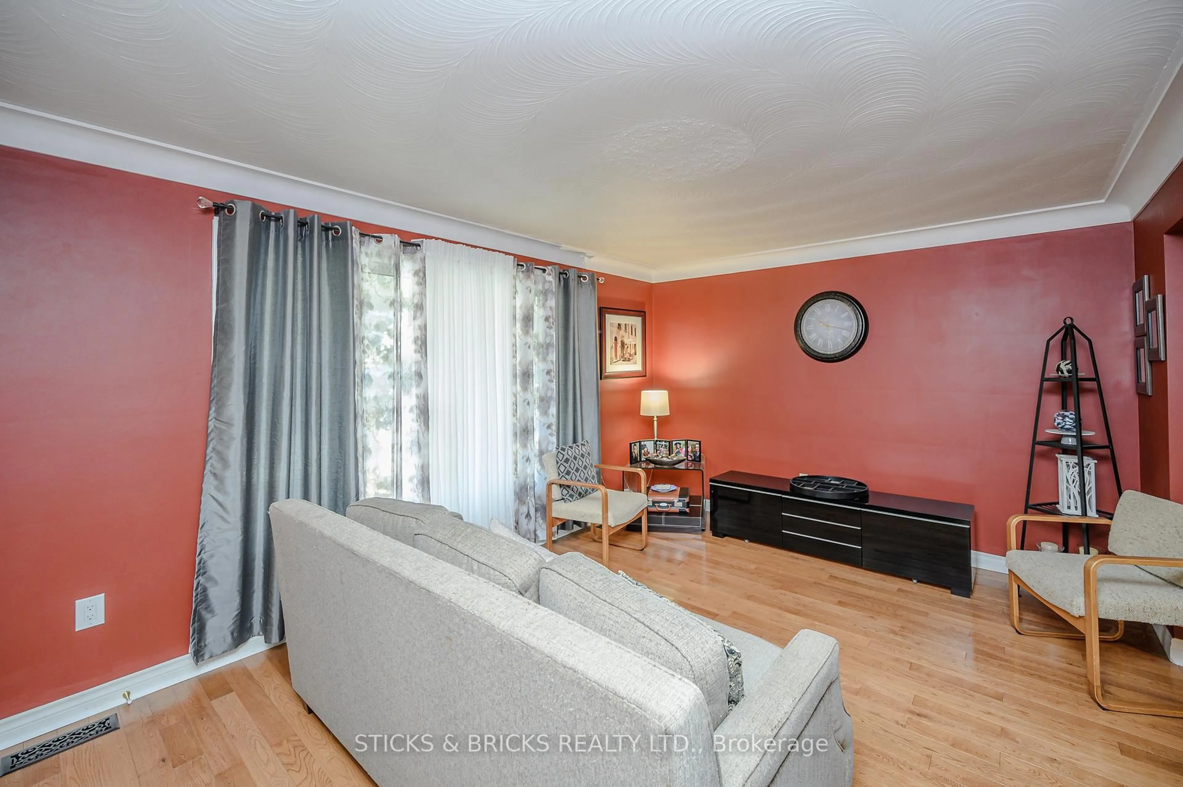 Living room with furniture, wood/laminate floor for 7102 Burbank Cres, Niagara Falls Ontario L2J 4E7