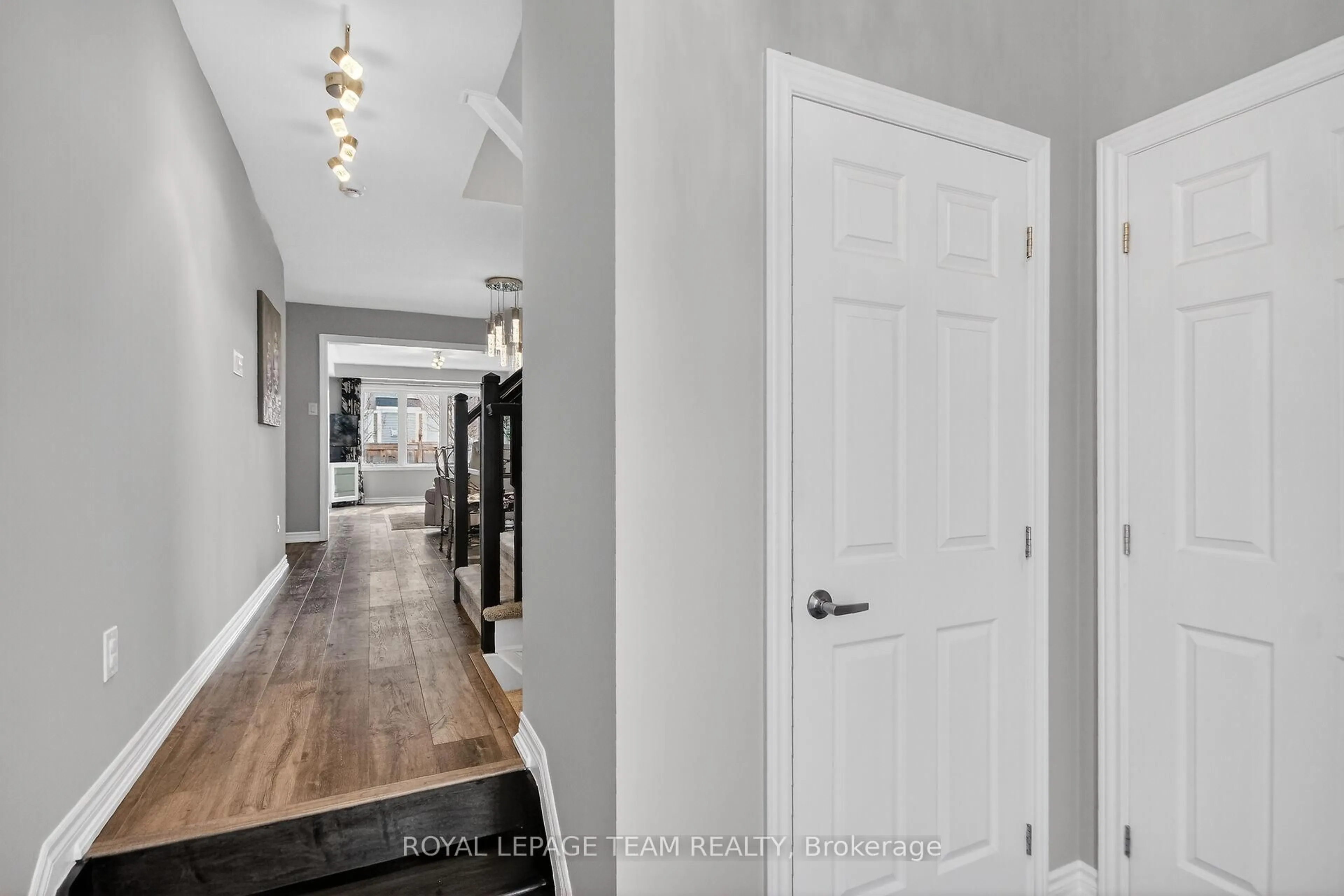 Indoor entryway for 626 Bluegill Ave, Ottawa Ontario K2J 5Y8
