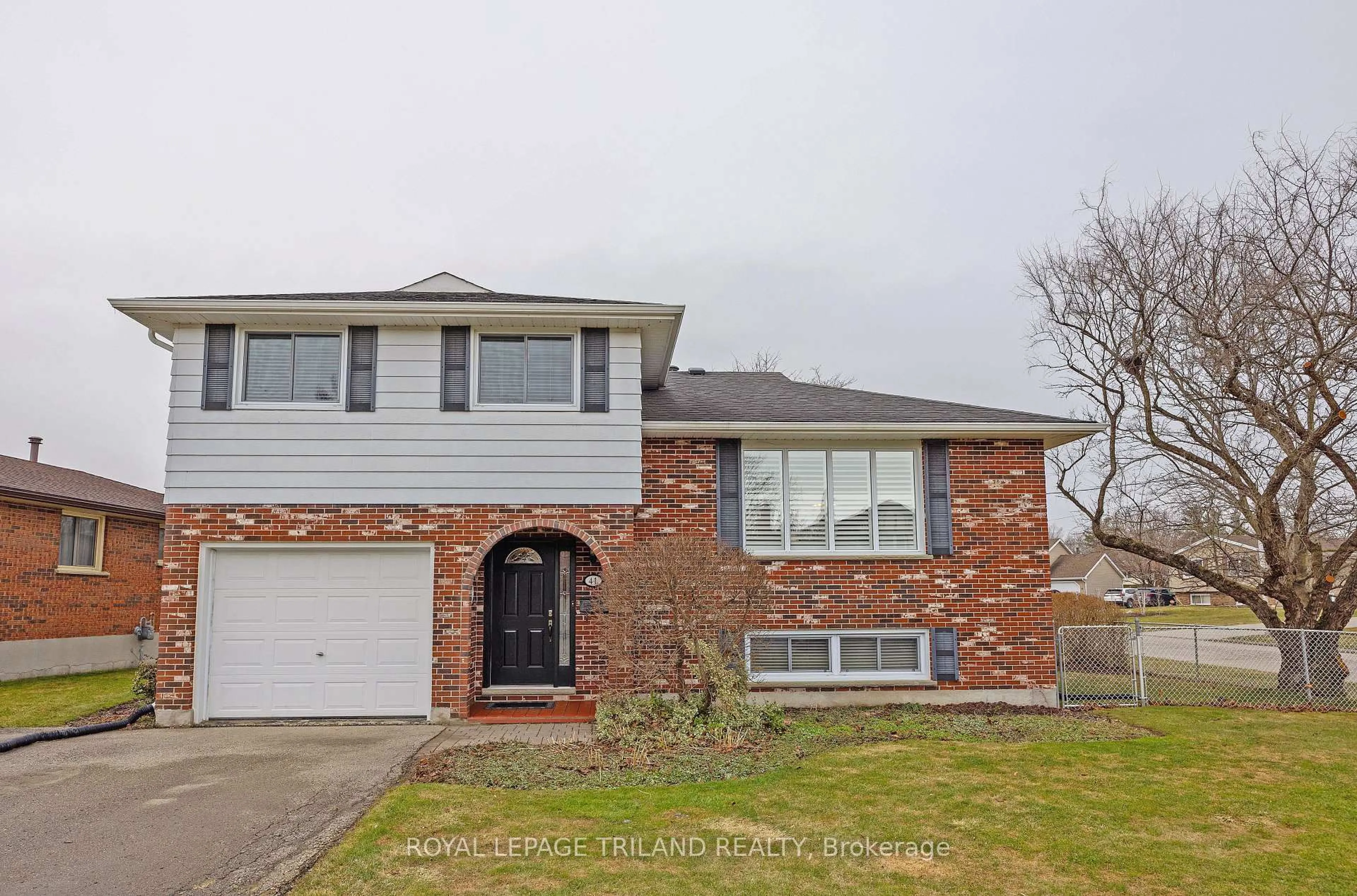 Home with brick exterior material, street for 41 Lakeview Circ, St. Thomas Ontario N5P 4B7