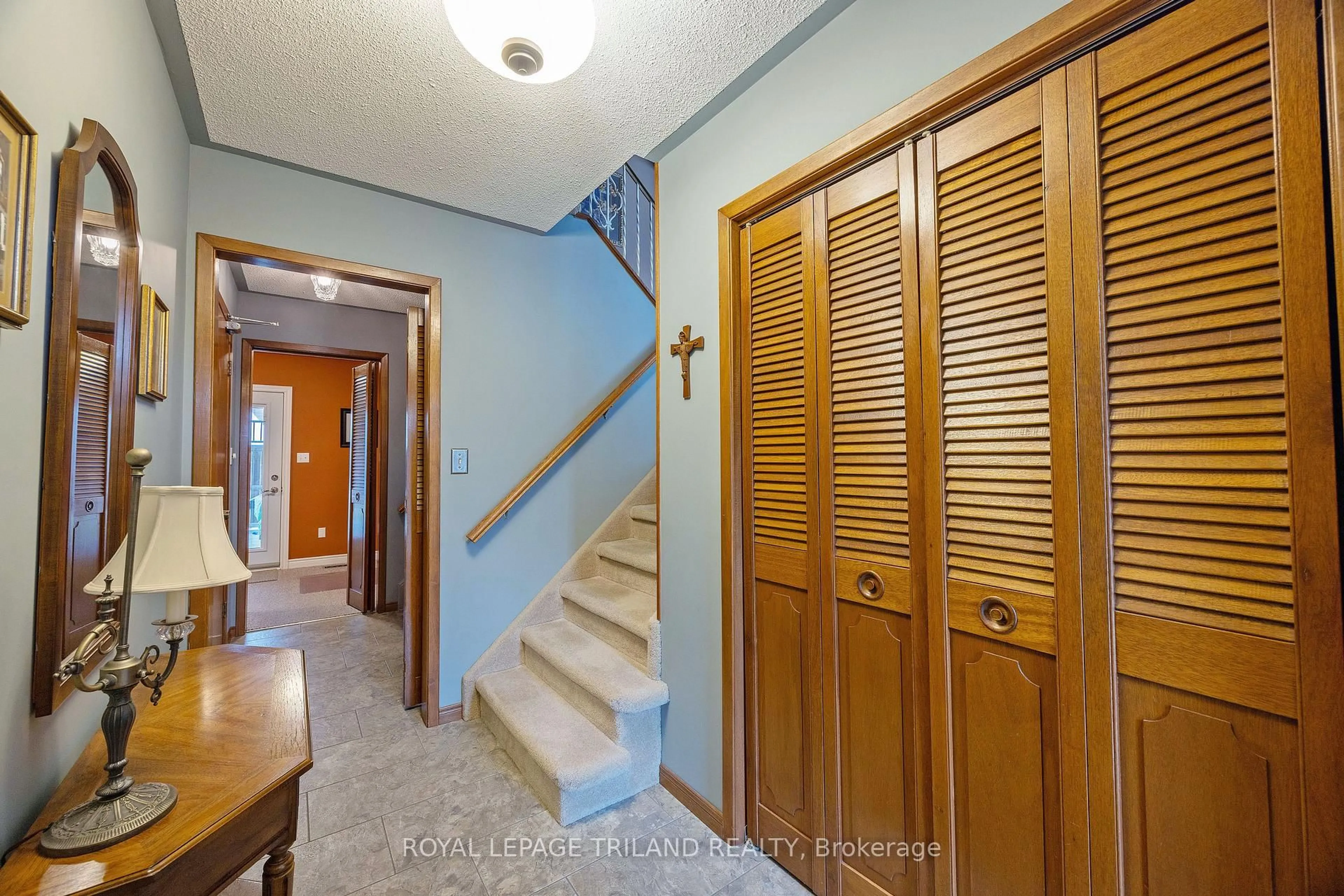 Indoor foyer for 41 Lakeview Circ, St. Thomas Ontario N5P 4B7