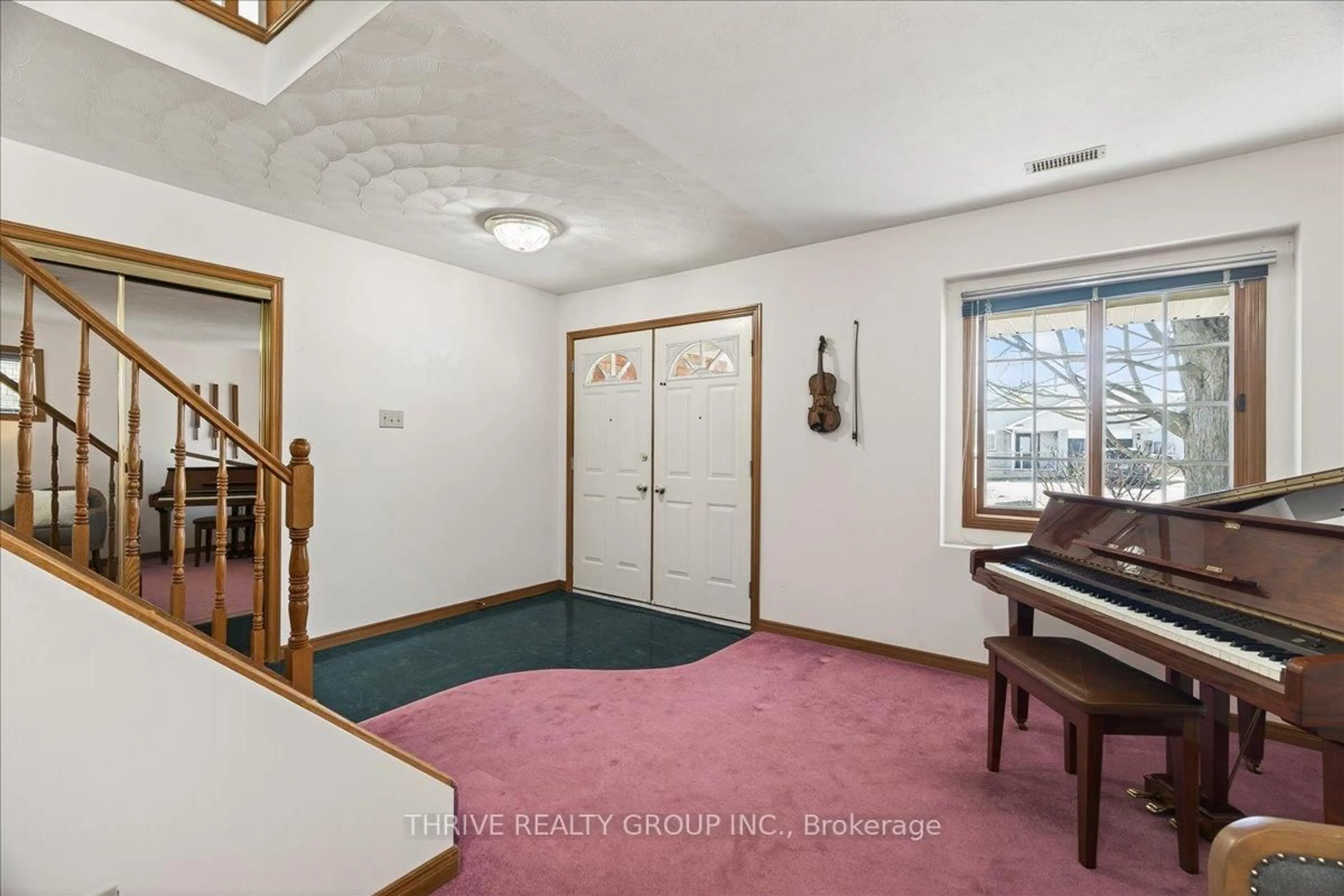 Indoor foyer for 178 Elizabeth Ave, Ingersoll Ontario N5C 3Y2