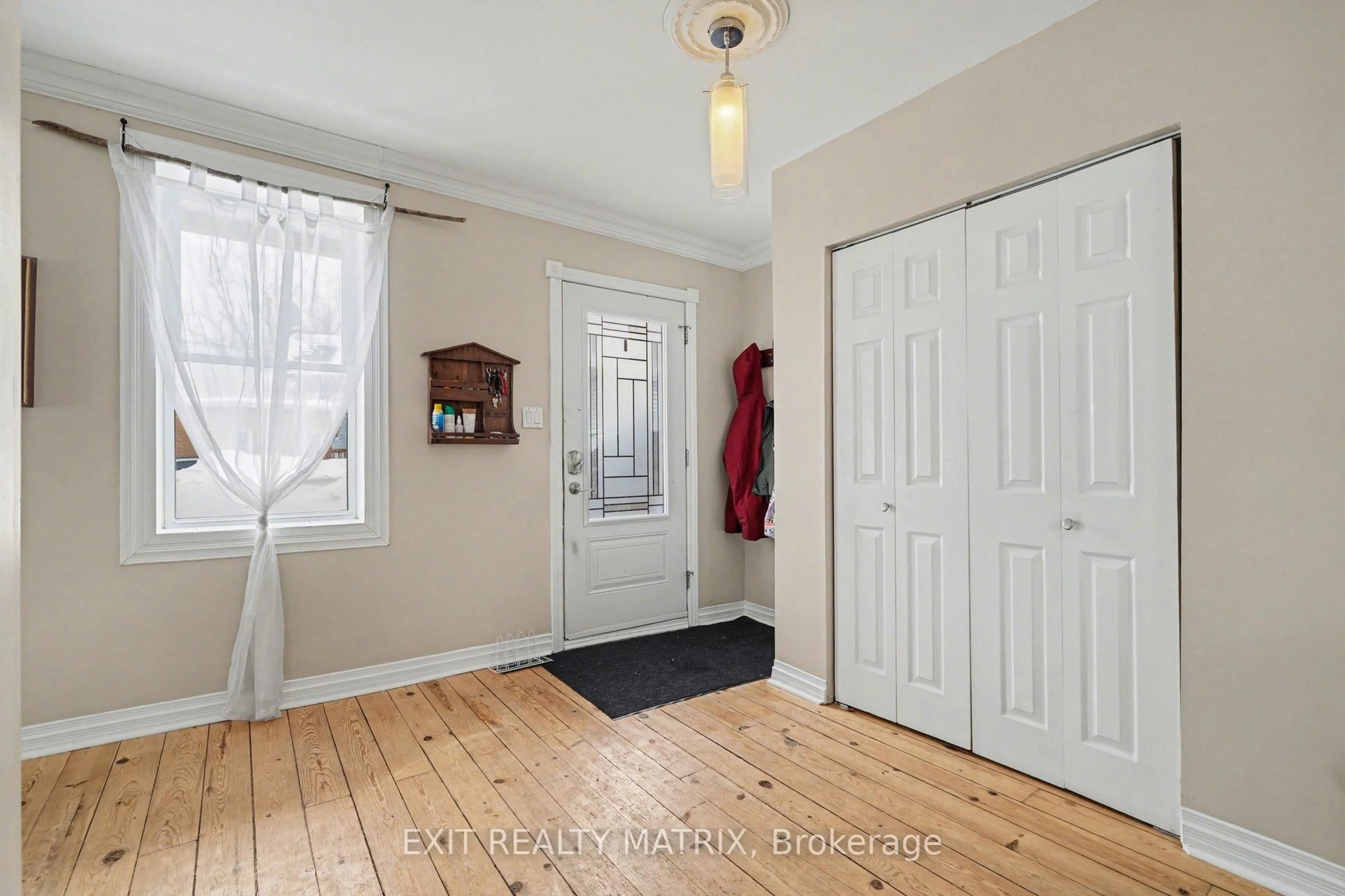 Indoor entryway for 48 Du Moulin St, Alfred and Plantagenet Ontario K0B 1A0