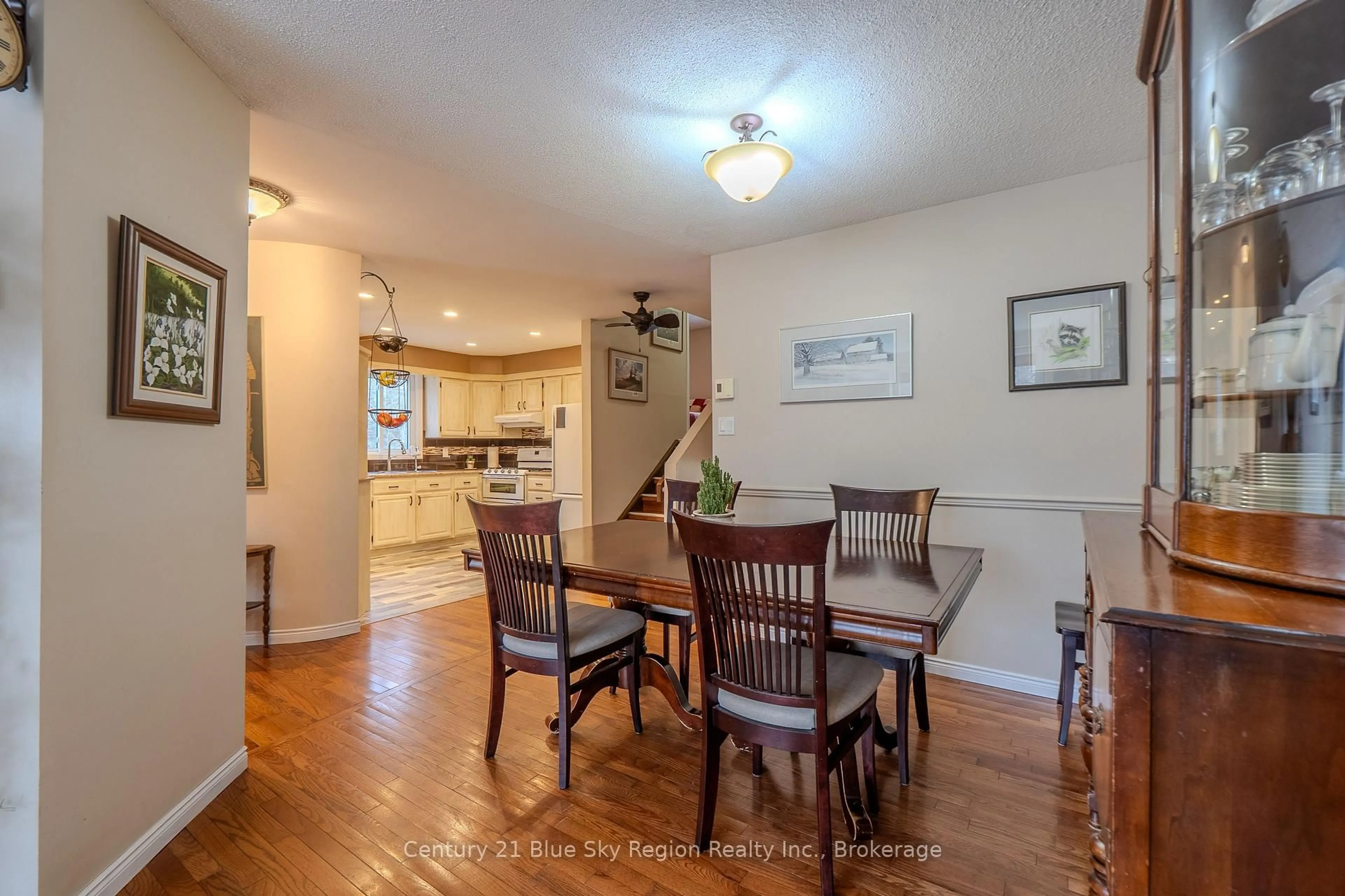Dining room, wood/laminate floor for 22 Canyon Crt, North Bay Ontario P1B 9A7