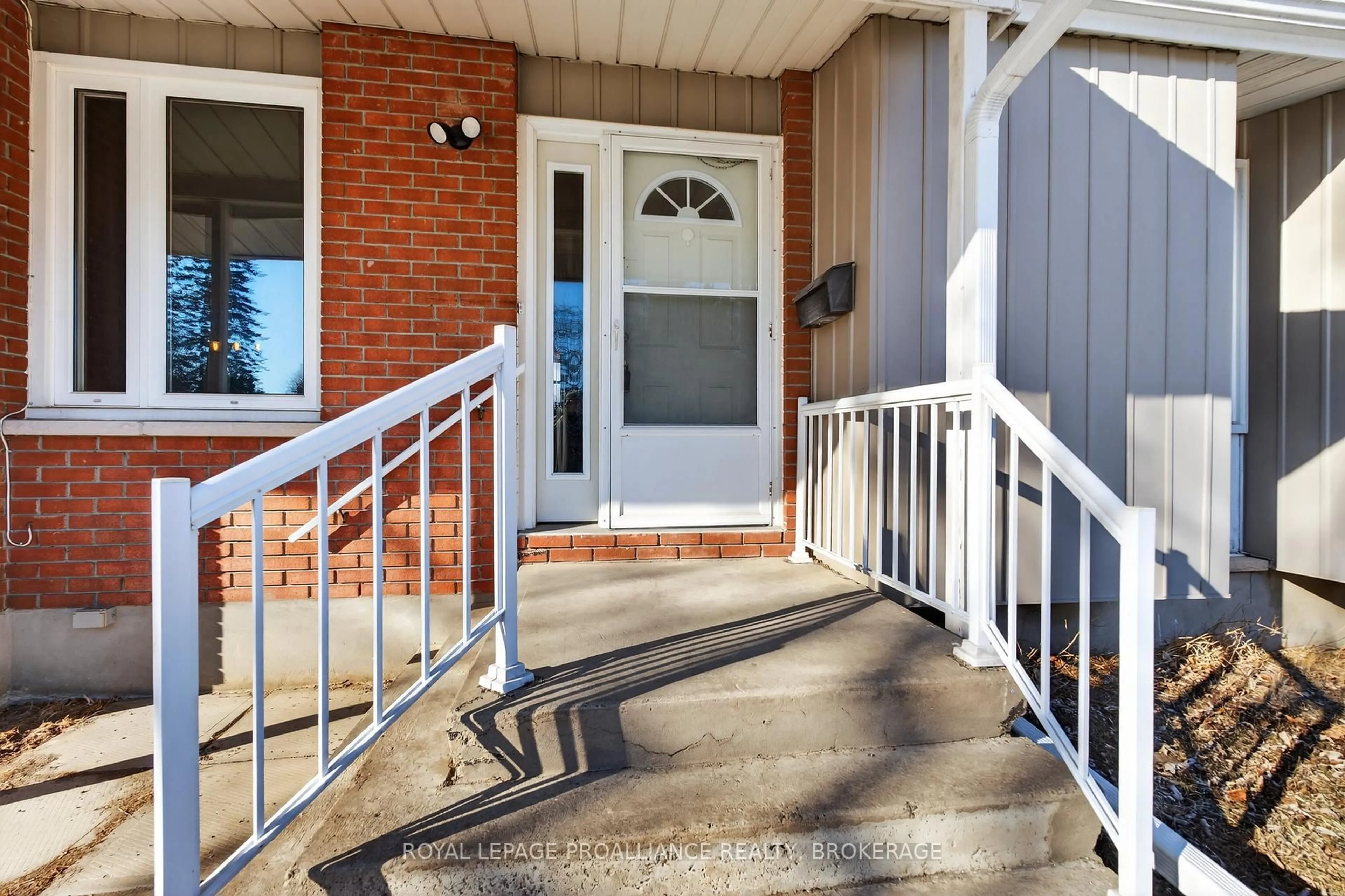 Indoor entryway for 784 Safari Dr, Kingston Ontario K7M 6Z5