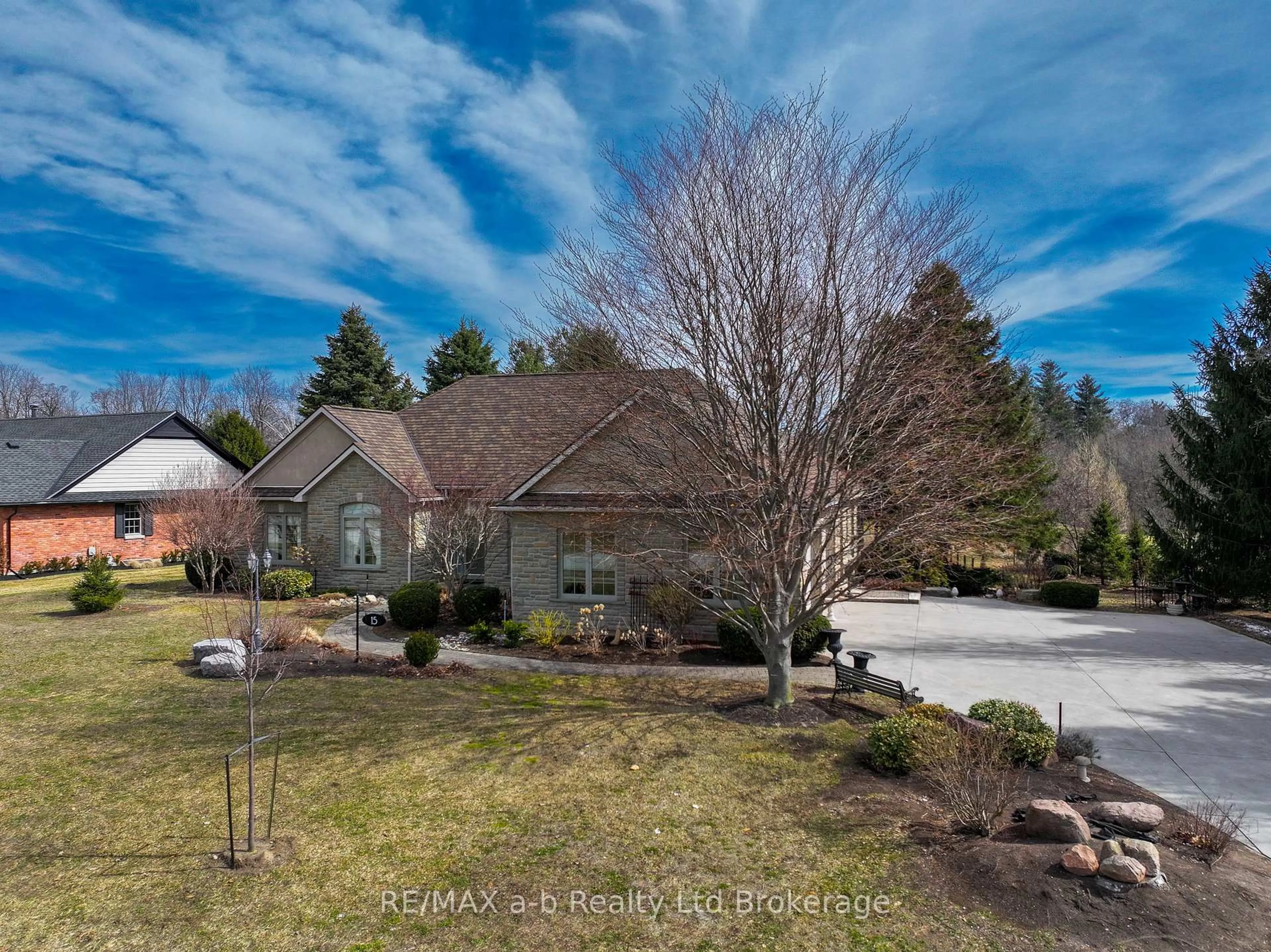 A pic from outside/outdoor area/front of a property/back of a property/a pic from drone, unknown for 15 Otterview Dr, Norwich Ontario N0J 1R0