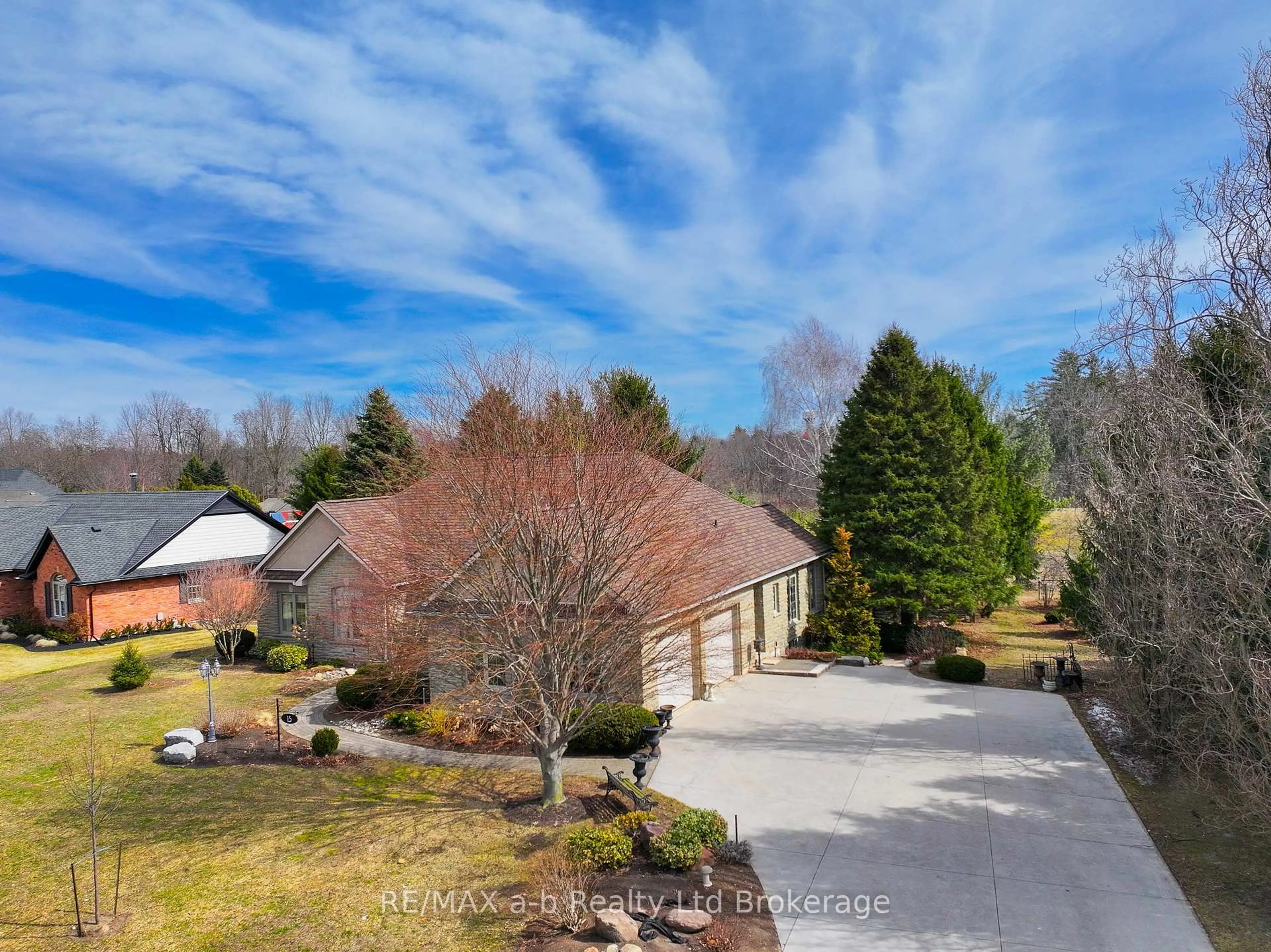 A pic from outside/outdoor area/front of a property/back of a property/a pic from drone, unknown for 15 Otterview Dr, Norwich Ontario N0J 1R0