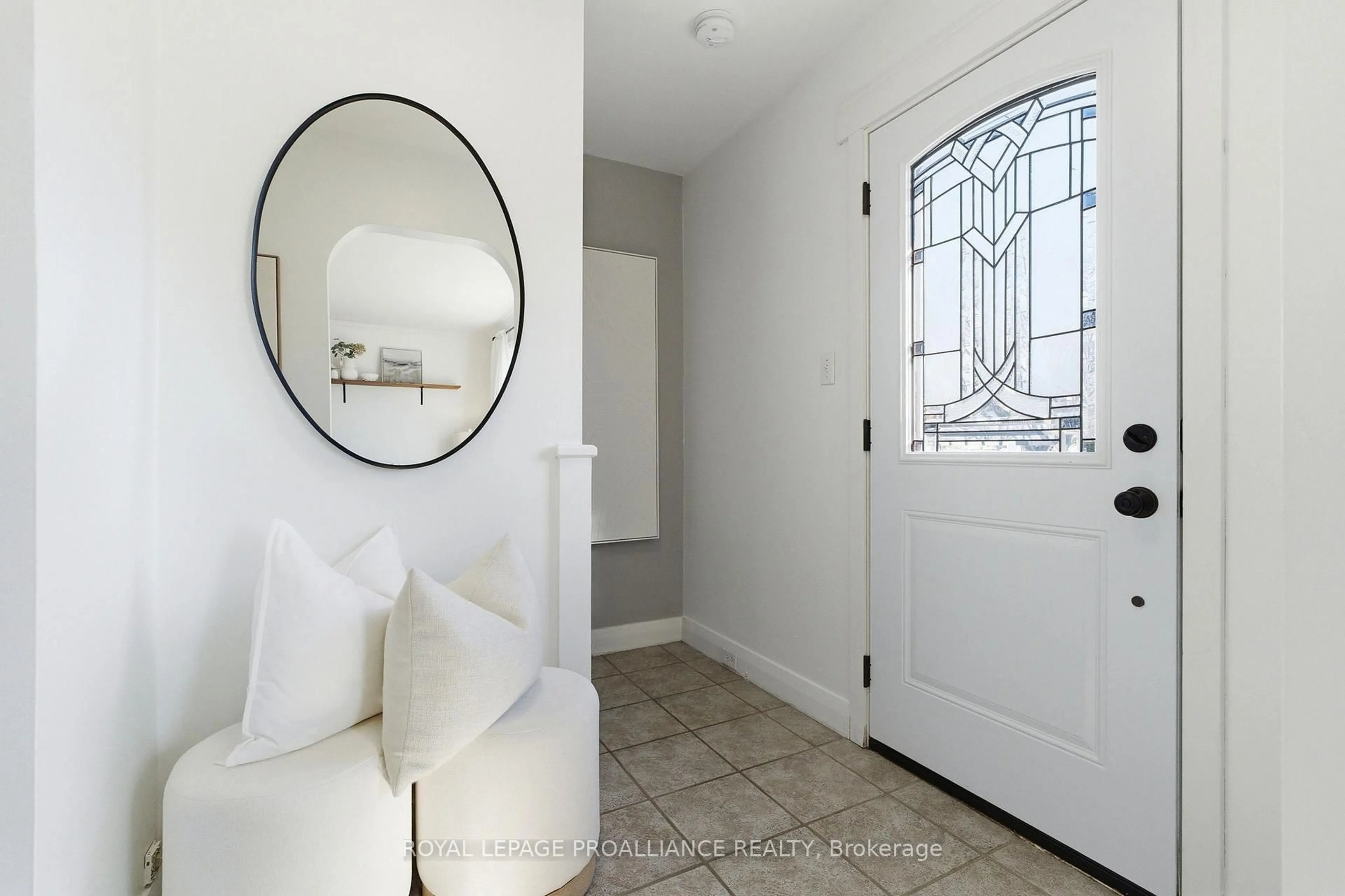 Indoor entryway for 154 Munroe St, Cobourg Ontario K9A 1C1