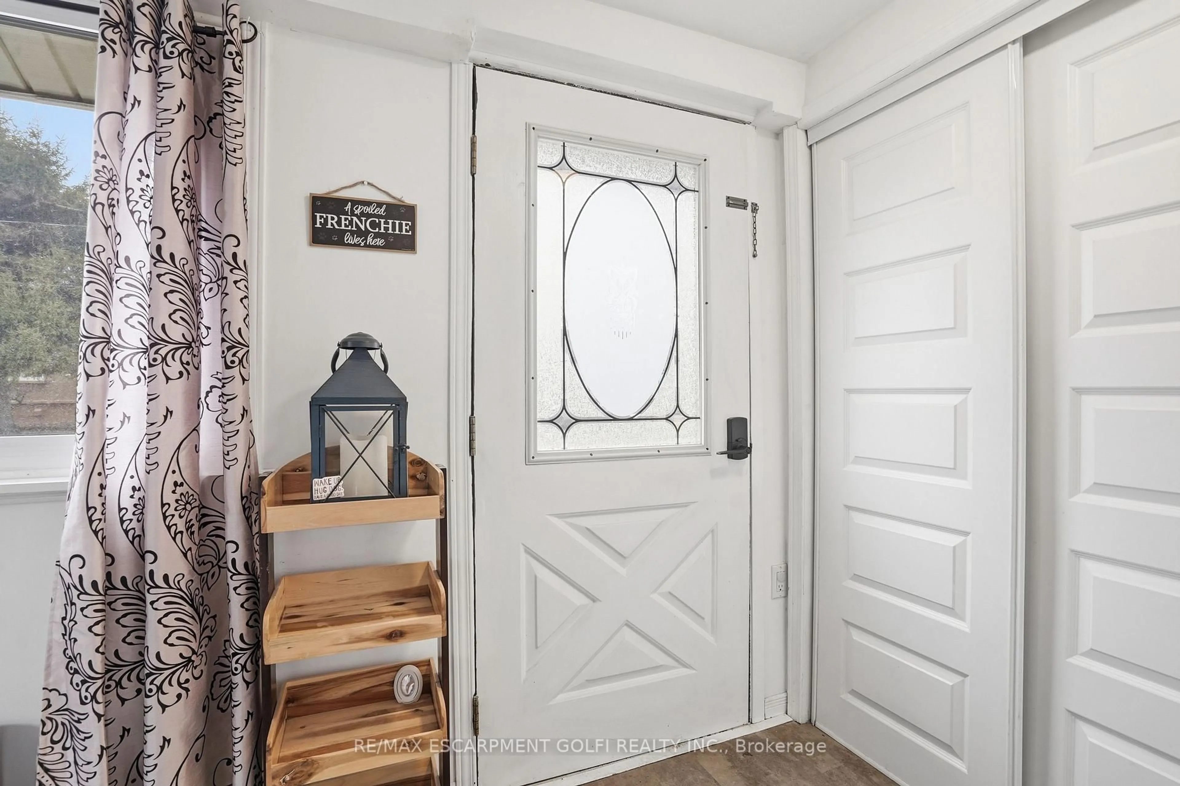 Indoor entryway for 632 Steele St, Port Colborne Ontario L3K 4Y7