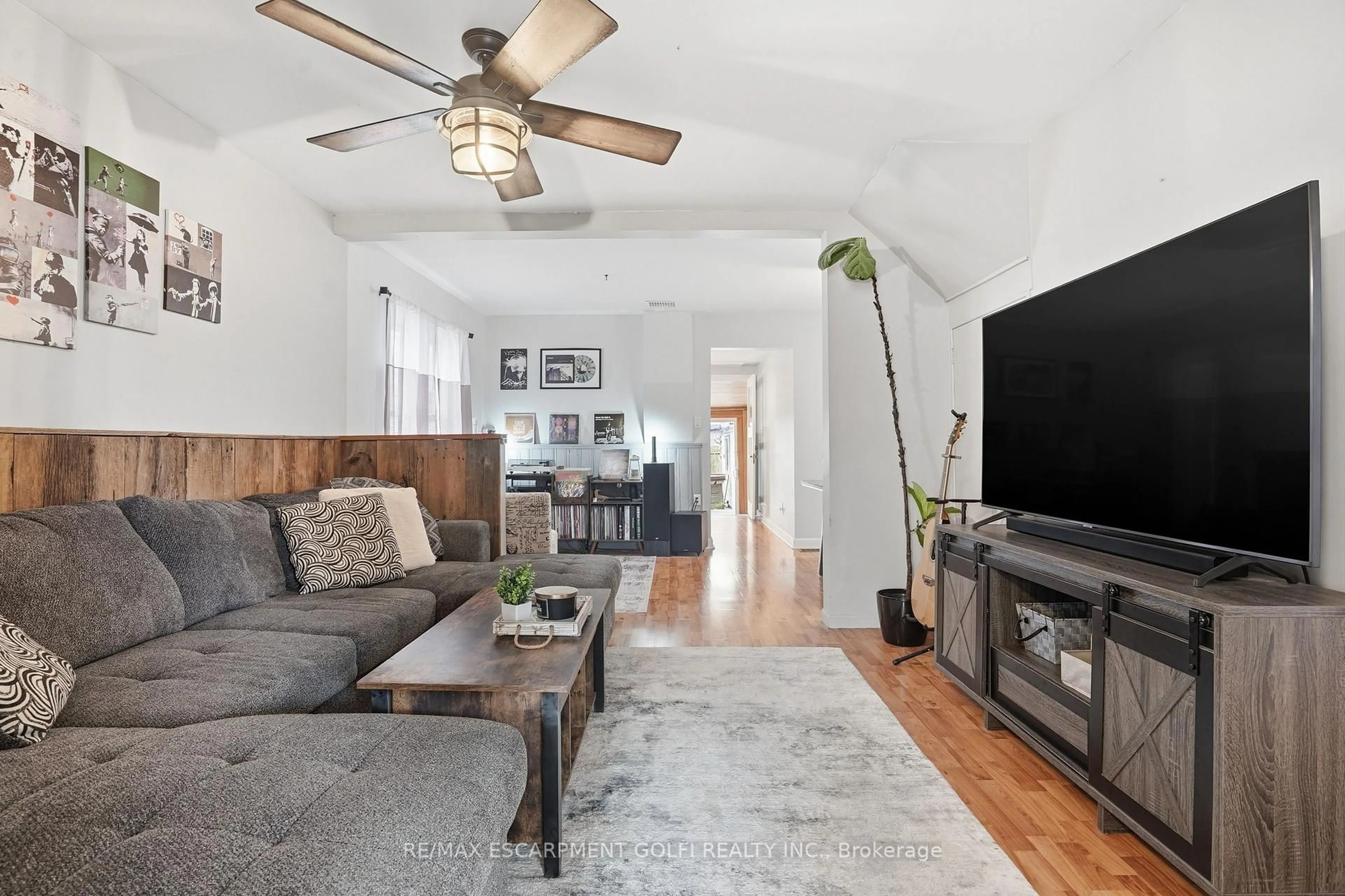 Living room with furniture, wood/laminate floor for 632 Steele St, Port Colborne Ontario L3K 4Y7