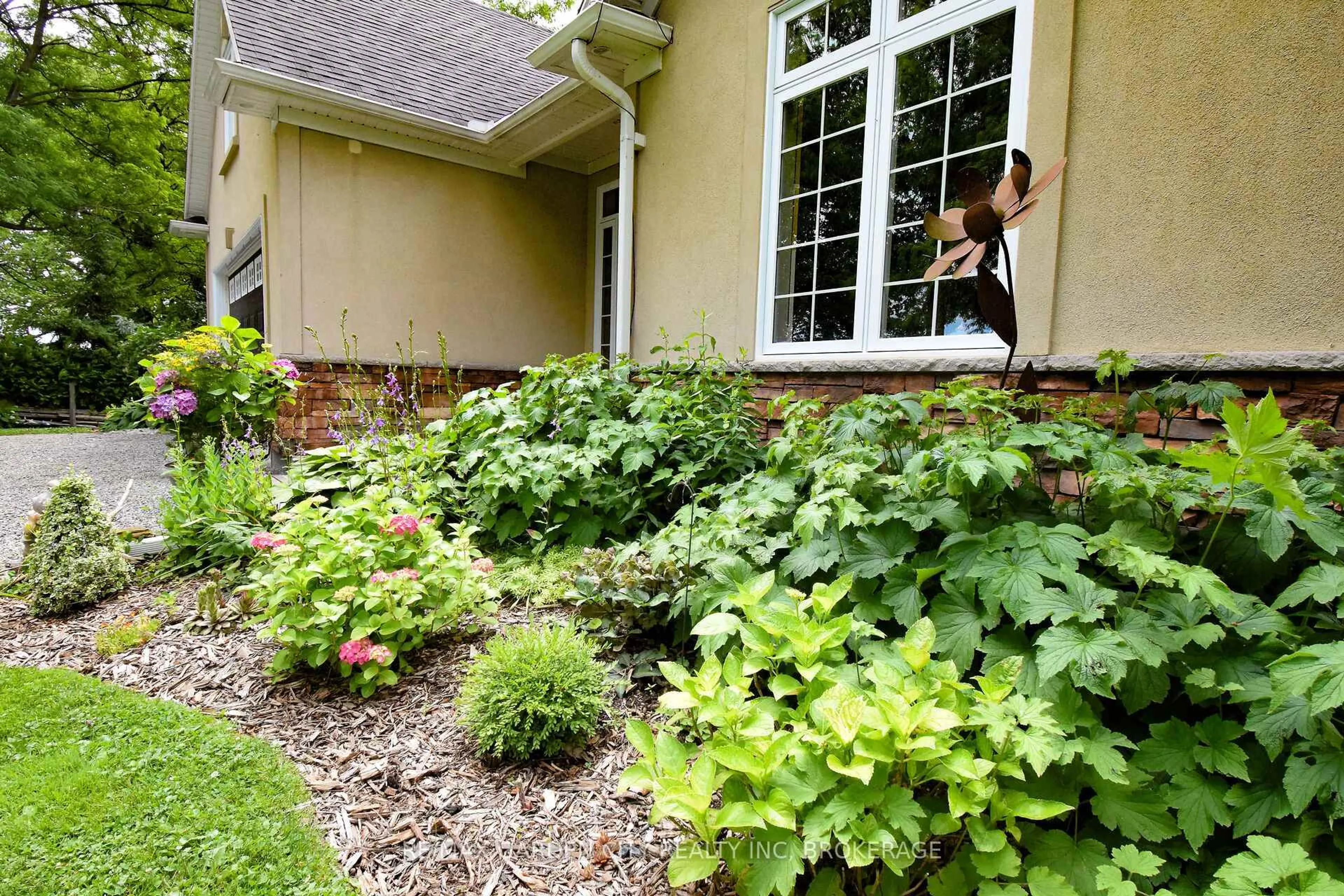 Patio, street for 3089 Niagara River Pkwy, Fort Erie Ontario L0S 1S0