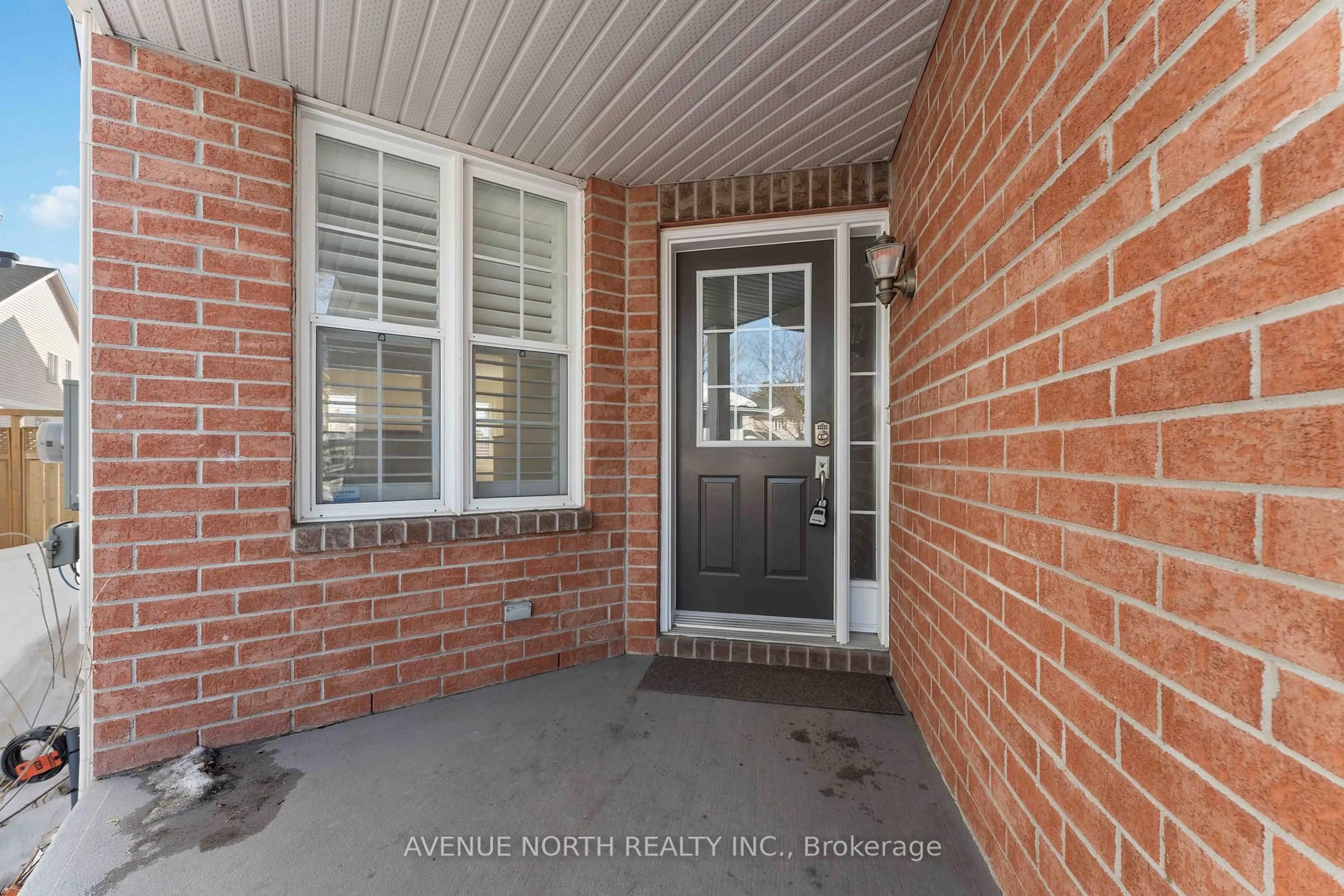 Indoor entryway for 2244 Mondavi St, Ottawa Ontario K4A 4S1