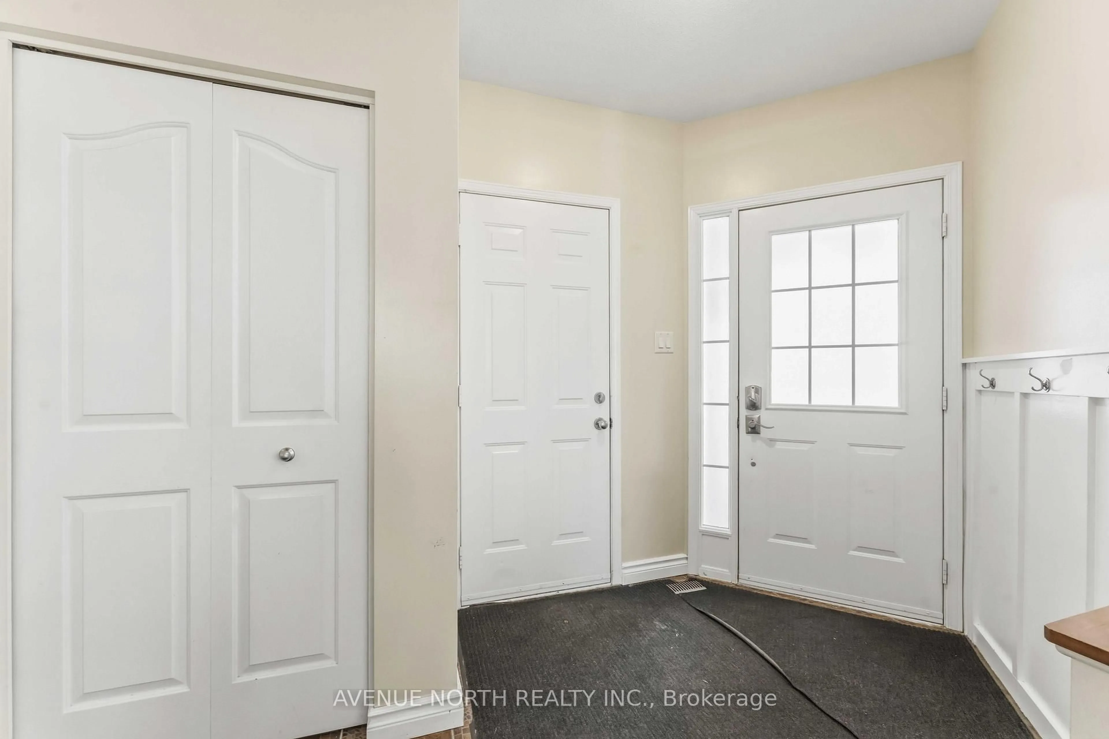 Indoor entryway for 2244 Mondavi St, Ottawa Ontario K4A 4S1