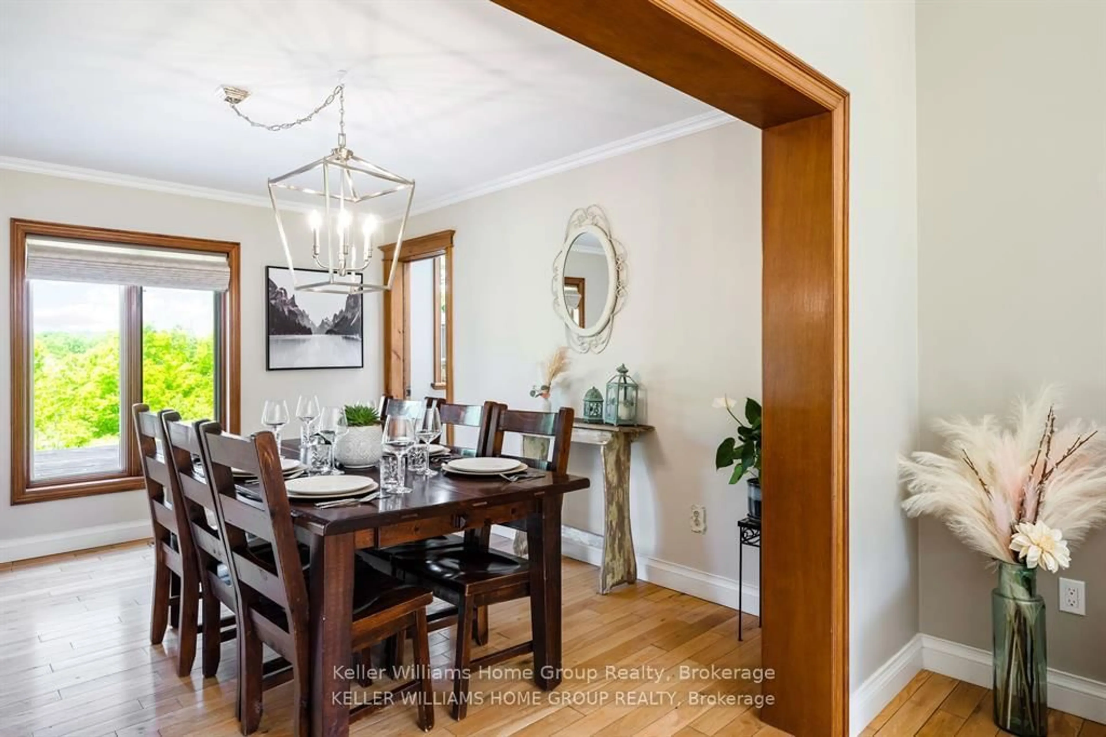 Dining room, wood/laminate floor for 996594 Mulmur Tos Townline, Mulmur Ontario L9V 0N2