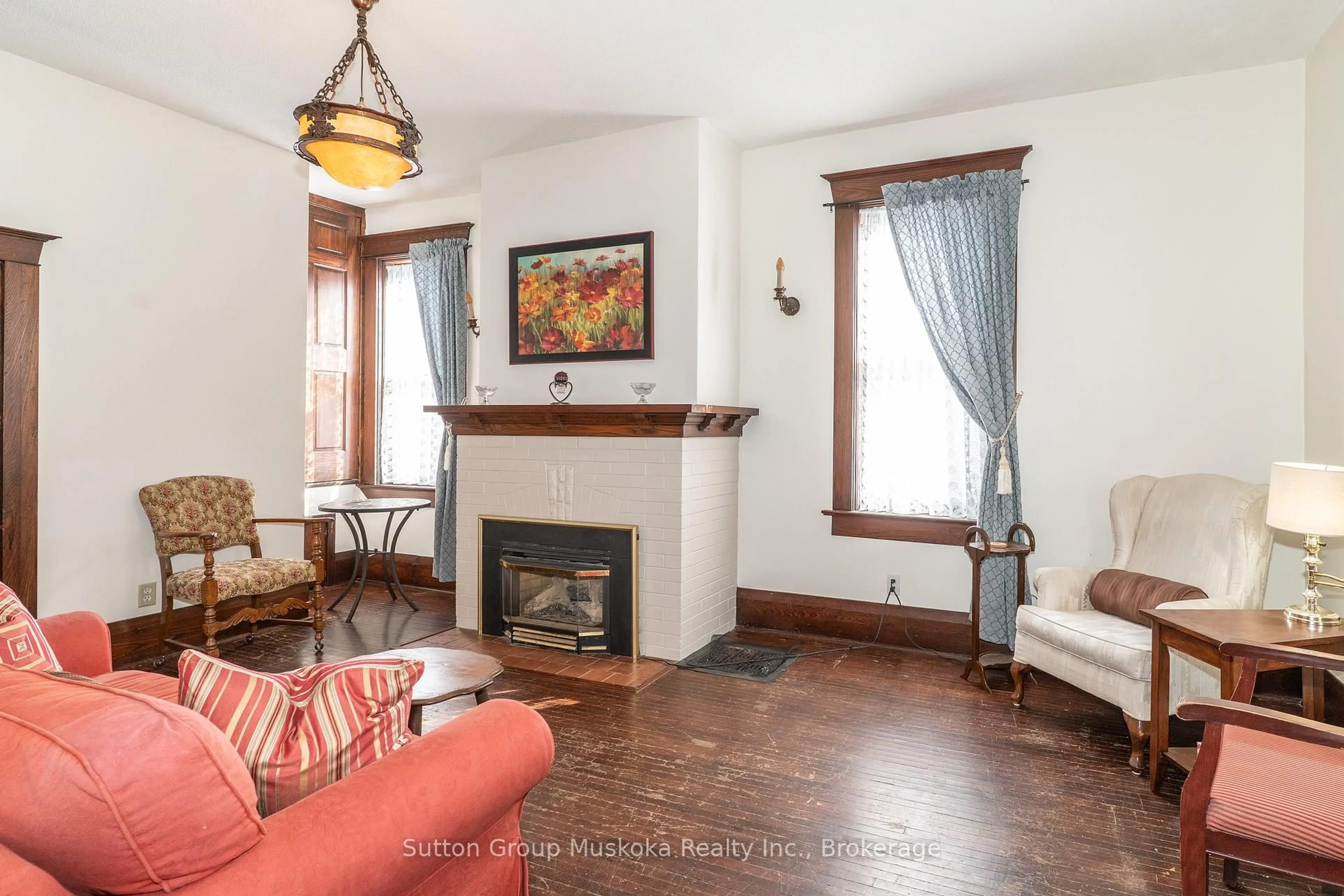 Living room with furniture, unknown for 24 Mary St, Huntsville Ontario P1H 1V3