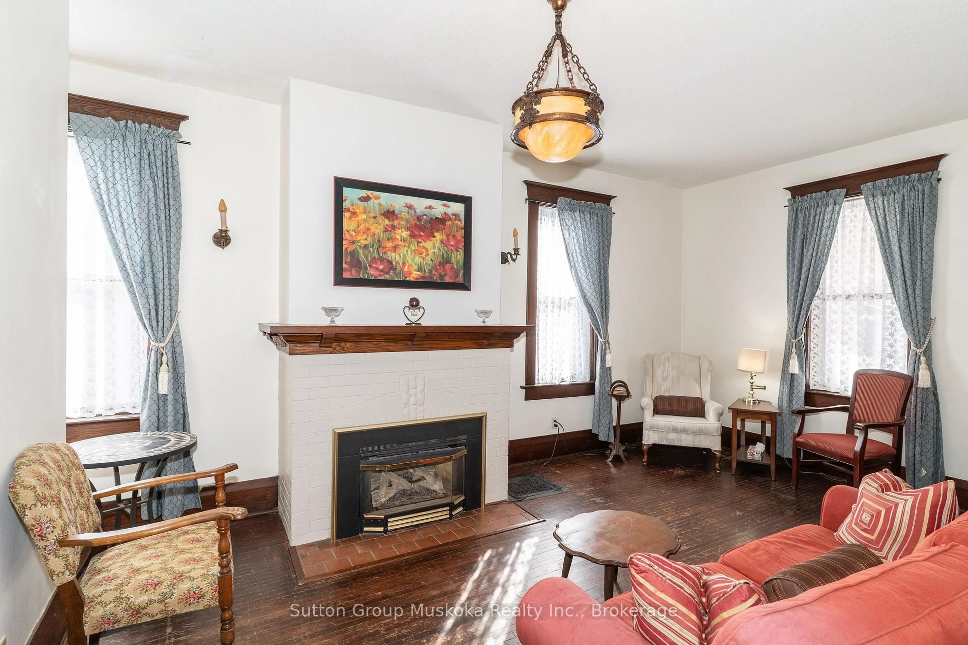 Living room with furniture, unknown for 24 Mary St, Huntsville Ontario P1H 1V3