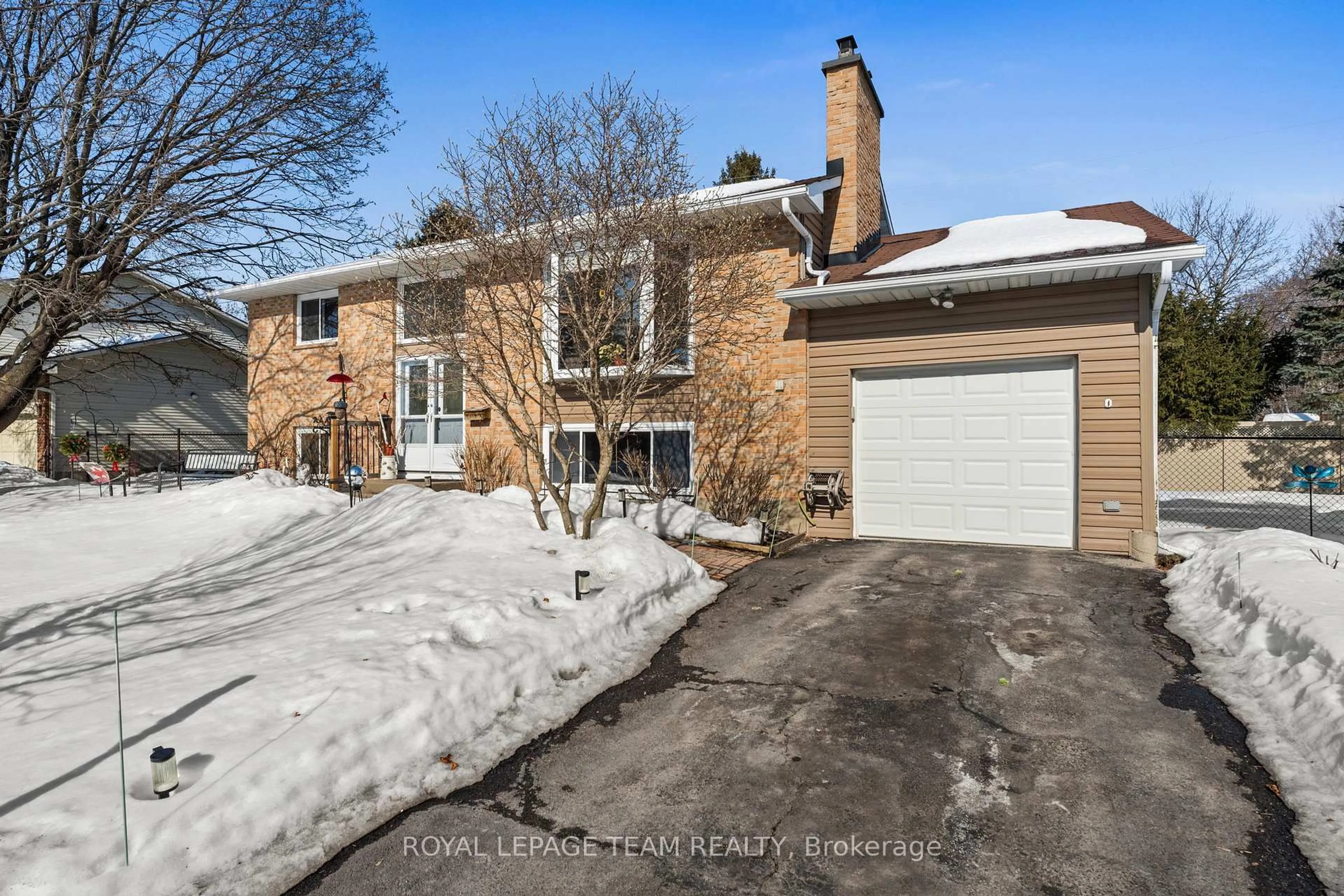 Home with brick exterior material, street for 5329 Driscoll Dr, Manotick Ontario K4M 1E3