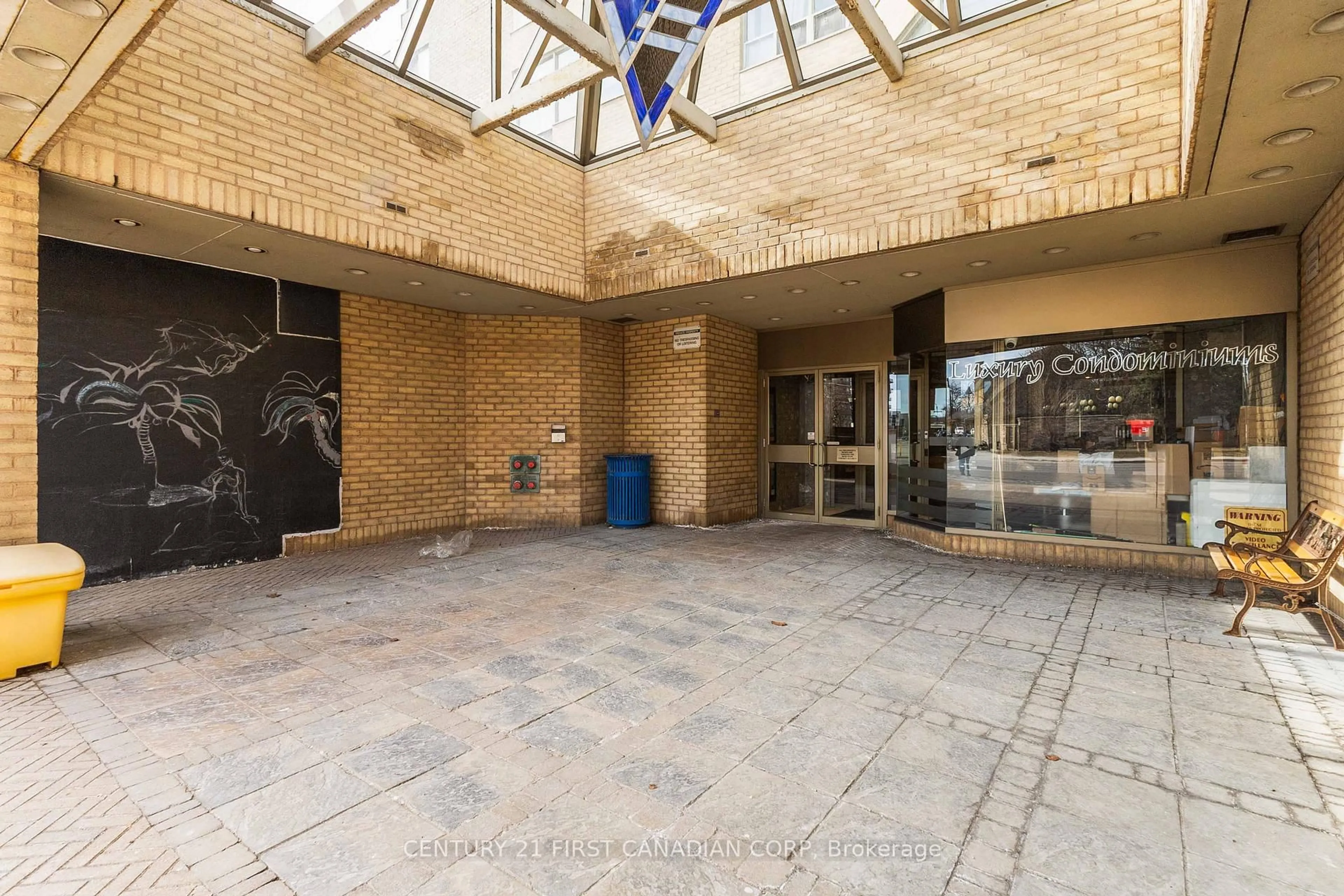 Indoor foyer for 695 RICHMOND St #903, London East Ontario N6A 5M8