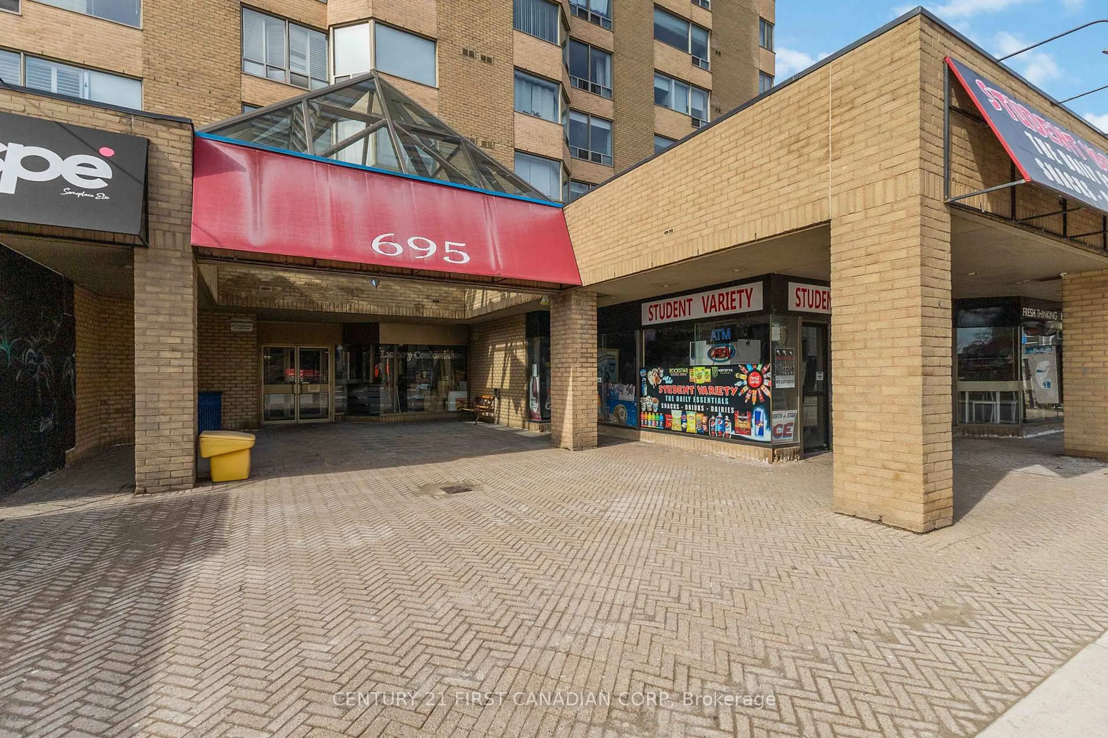 Patio, building for 695 RICHMOND St #903, London East Ontario N6A 5M8