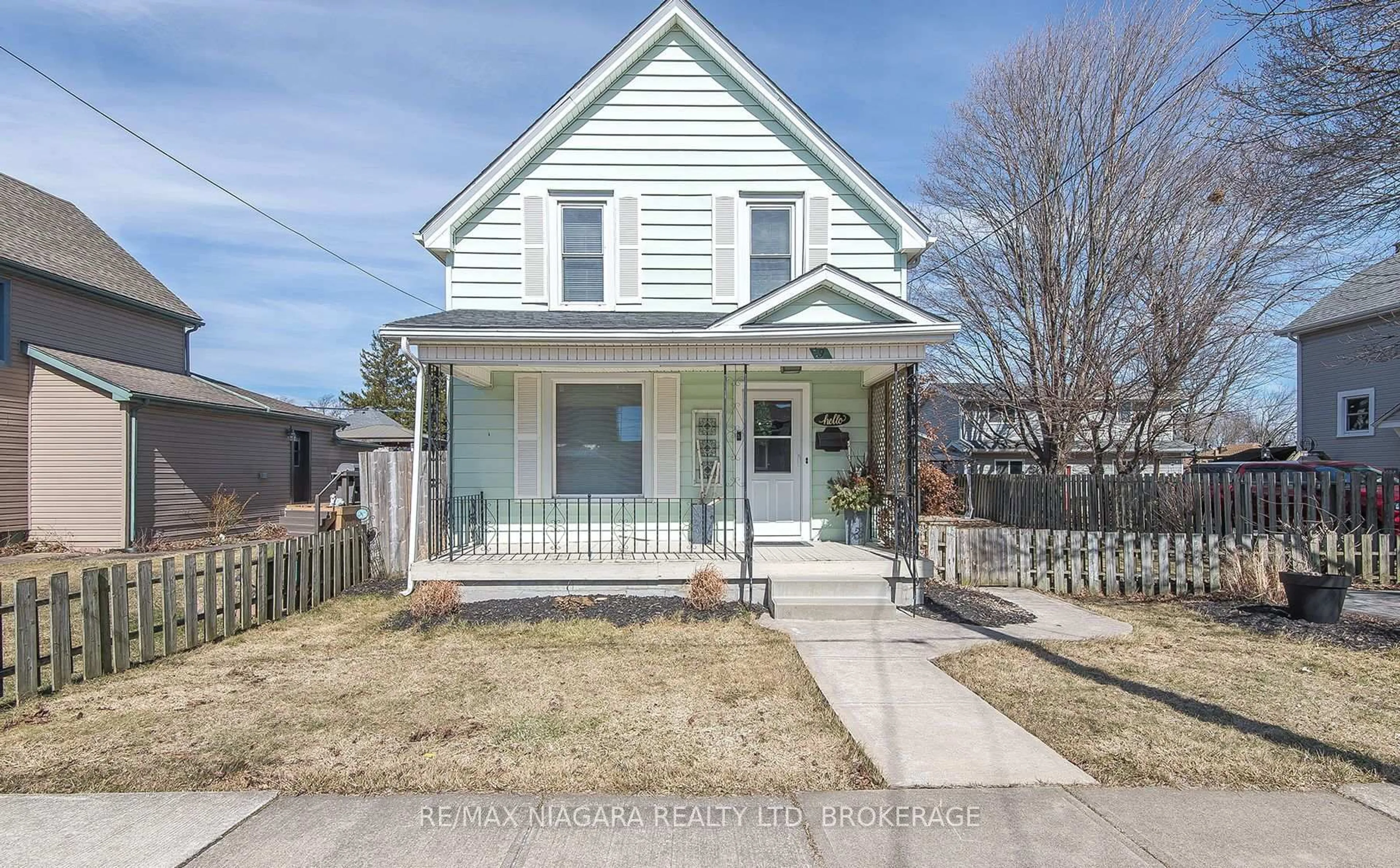 Home with vinyl exterior material, street for 9 Beech St, Port Colborne Ontario L3K 3N7