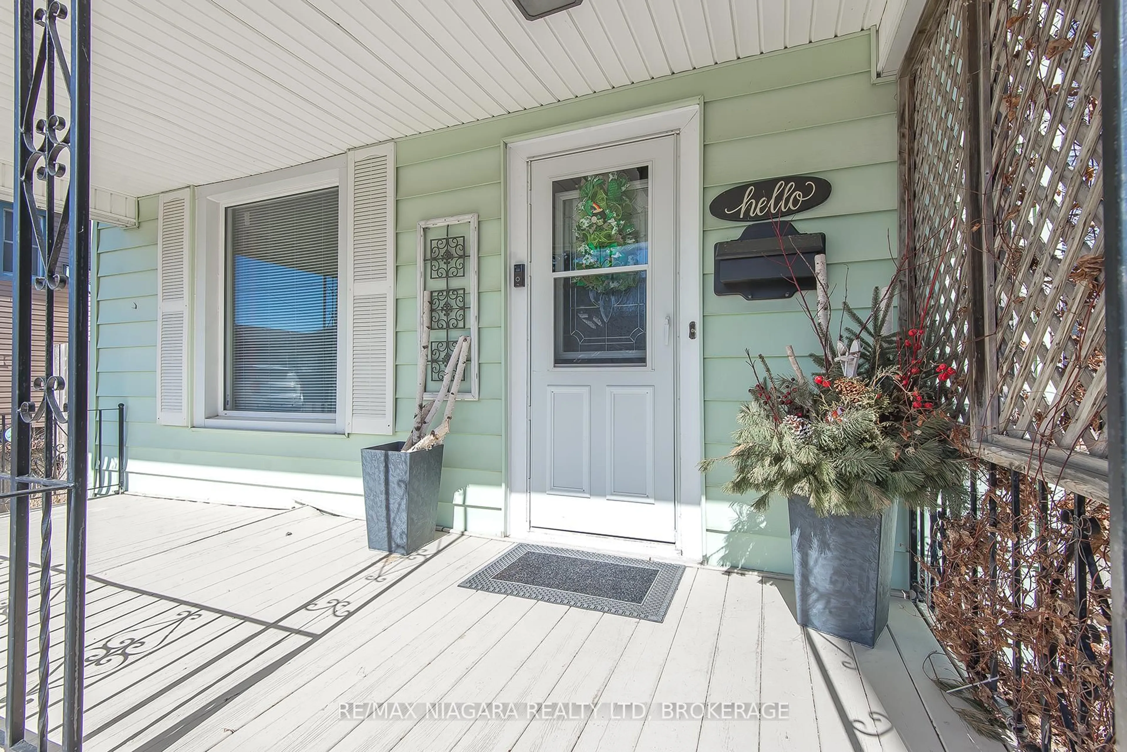 Indoor entryway for 9 Beech St, Port Colborne Ontario L3K 3N7