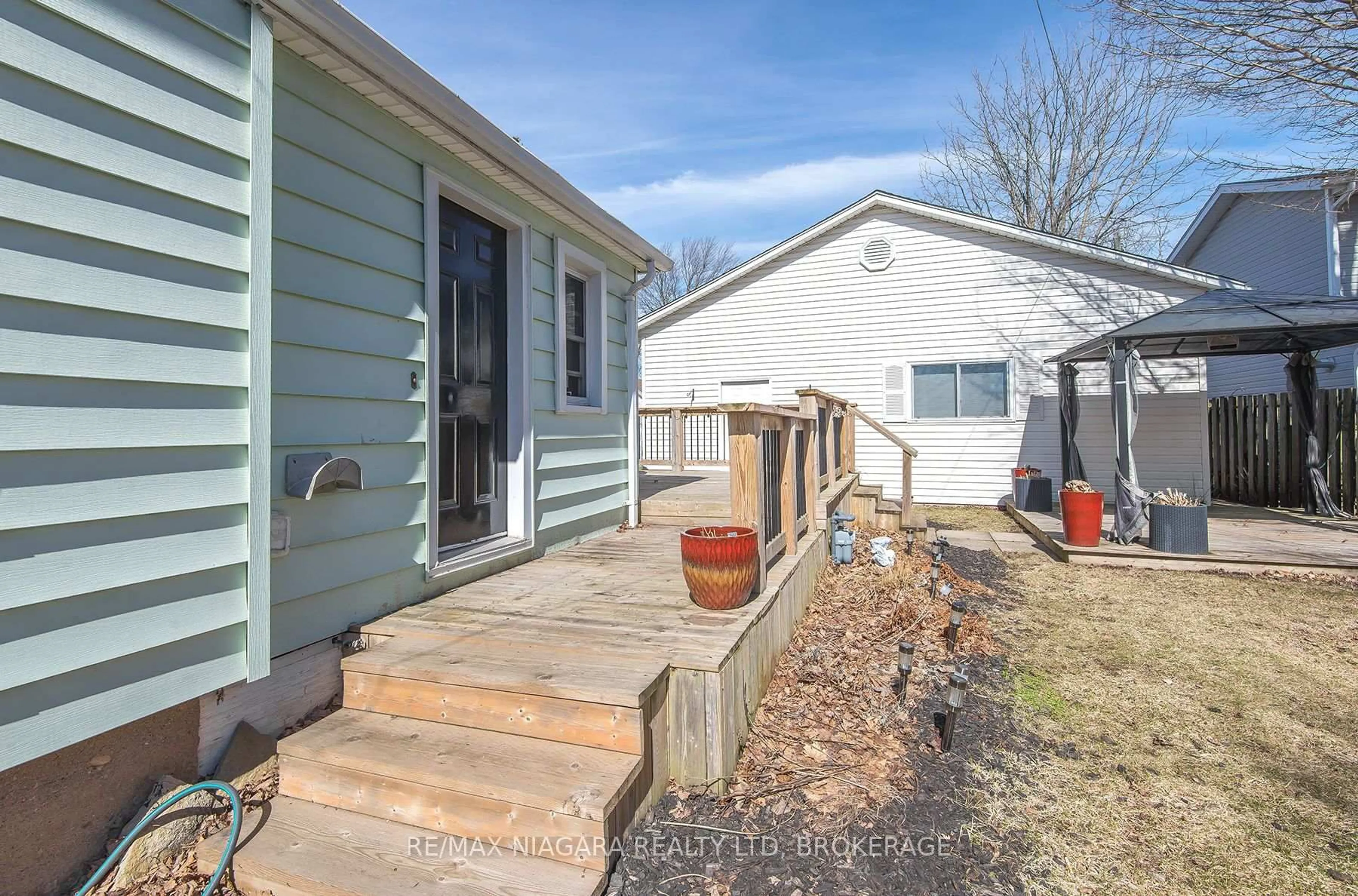 Unknown for 9 Beech St, Port Colborne Ontario L3K 3N7