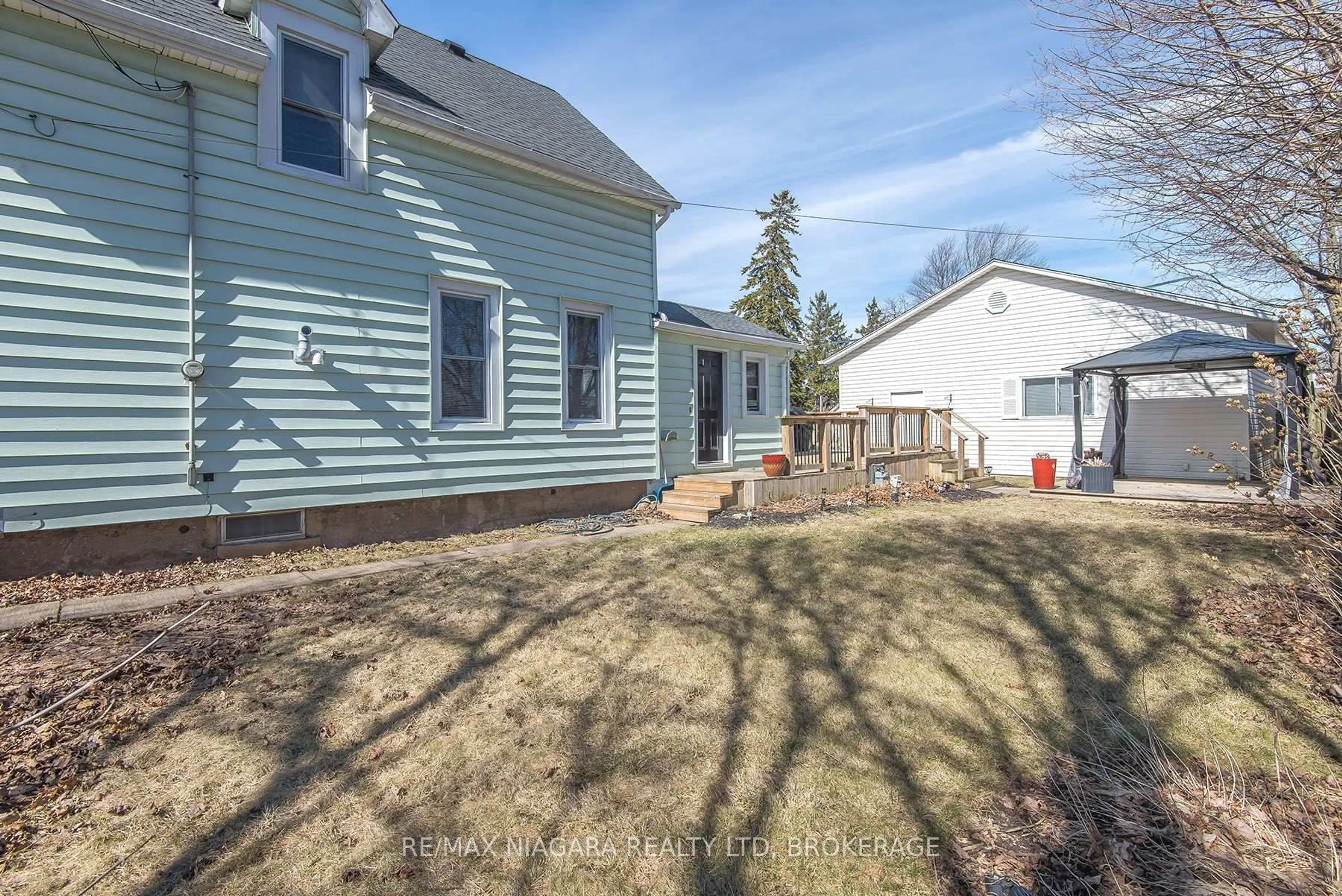 Unknown for 9 Beech St, Port Colborne Ontario L3K 3N7