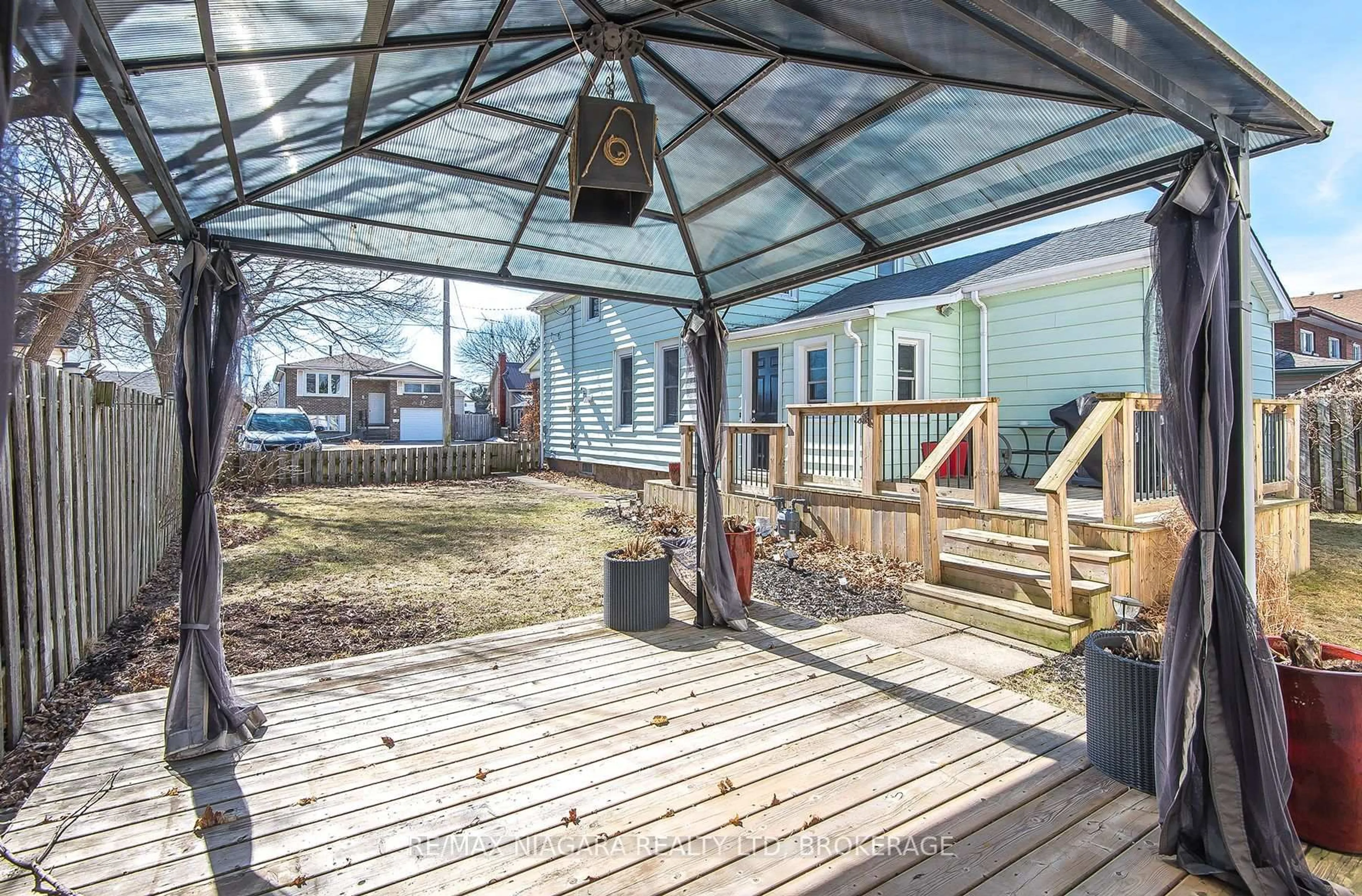 Patio, street for 9 Beech St, Port Colborne Ontario L3K 3N7