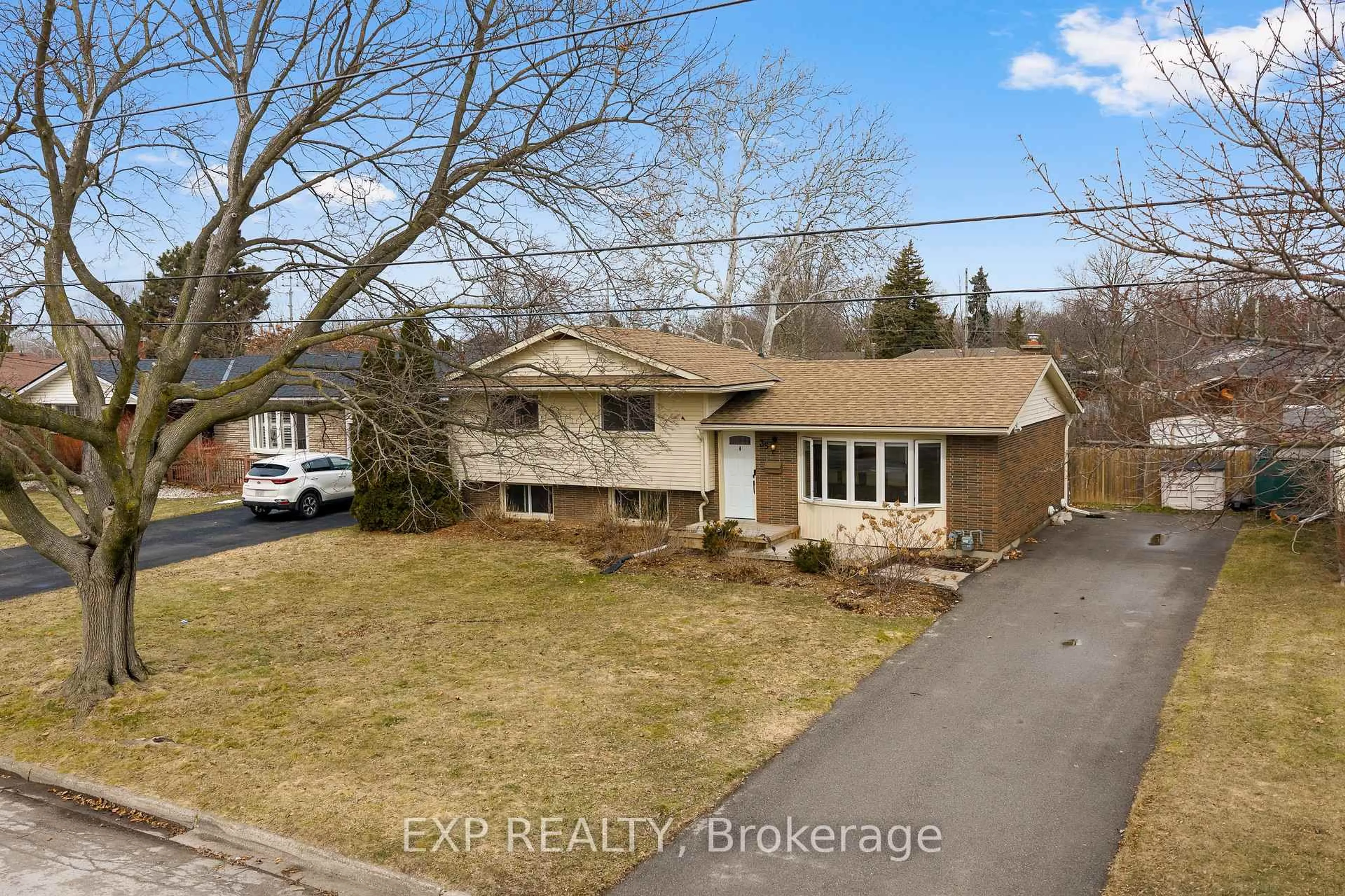 A pic from outside/outdoor area/front of a property/back of a property/a pic from drone, street for 35 Bishops Rd, St. Catharines Ontario L2M 1T8
