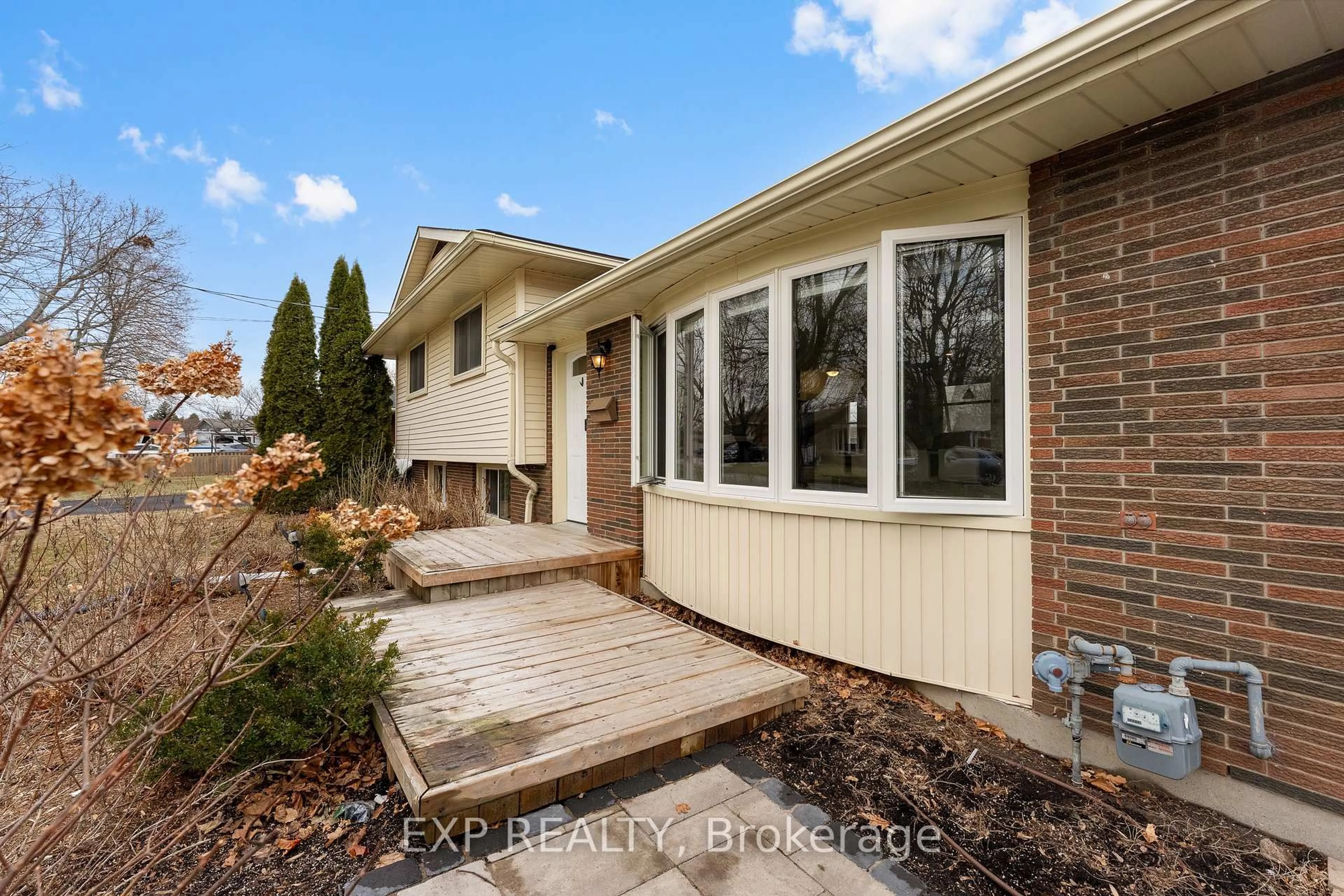 Unknown for 35 Bishops Rd, St. Catharines Ontario L2M 1T8