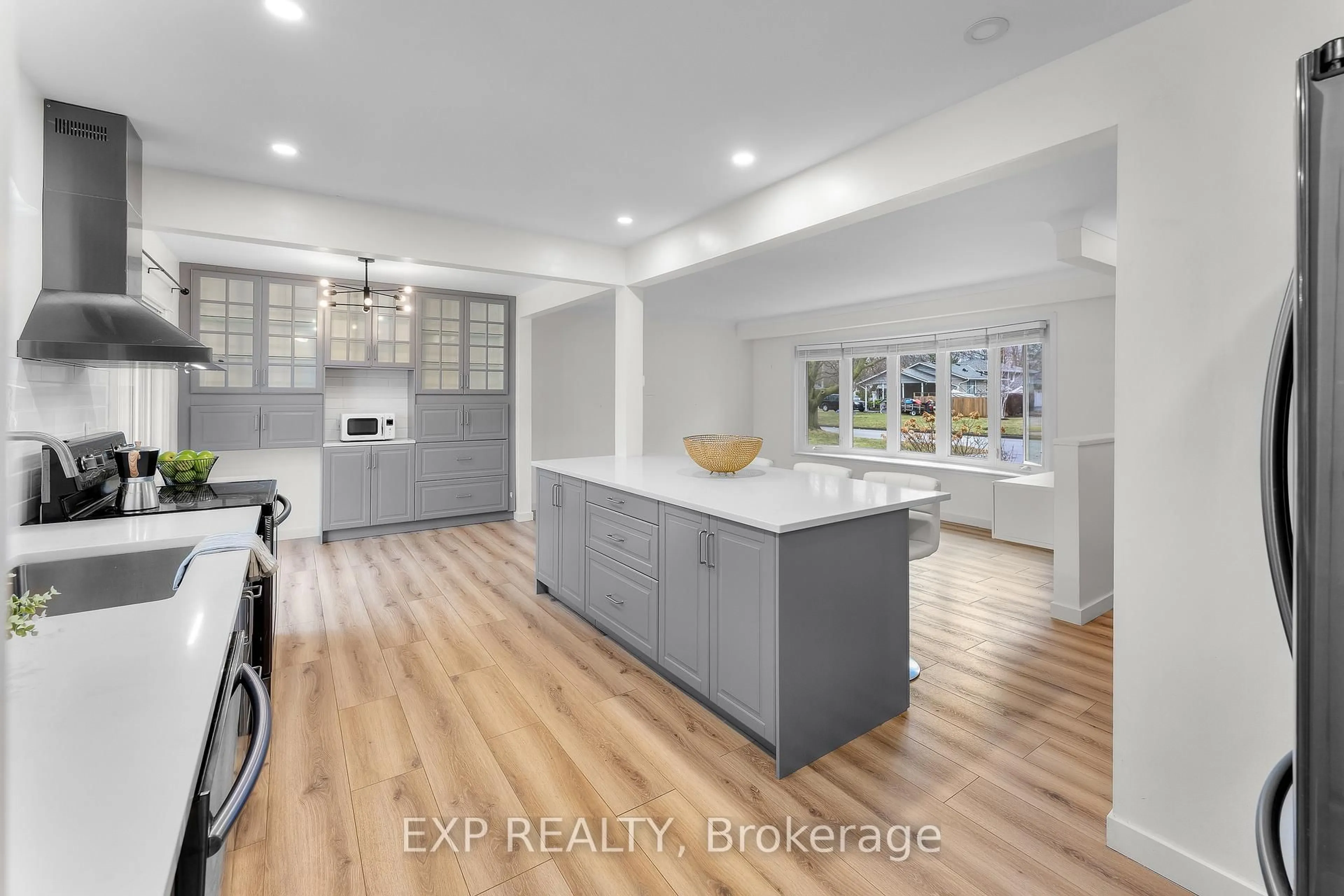 Contemporary kitchen, unknown for 35 Bishops Rd, St. Catharines Ontario L2M 1T8