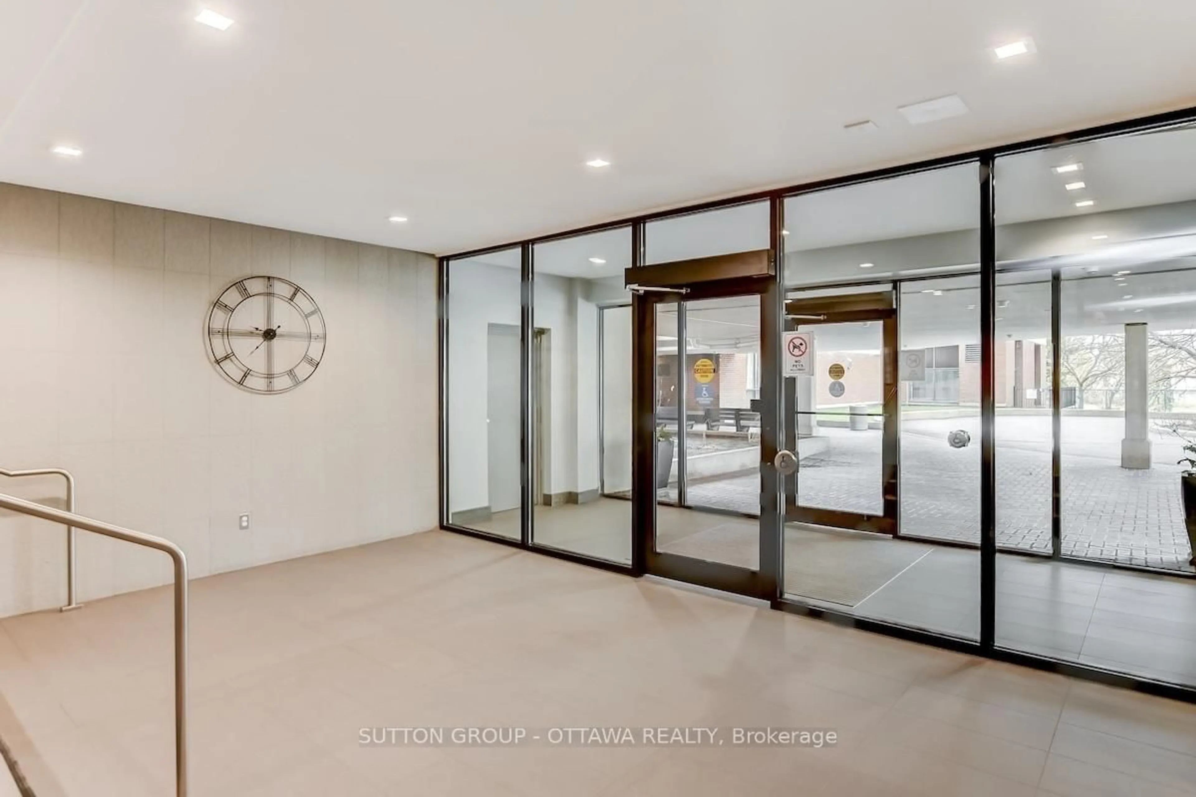Indoor foyer for 665 Bathgate Dr #405, Ottawa Ontario K1K 3Y4