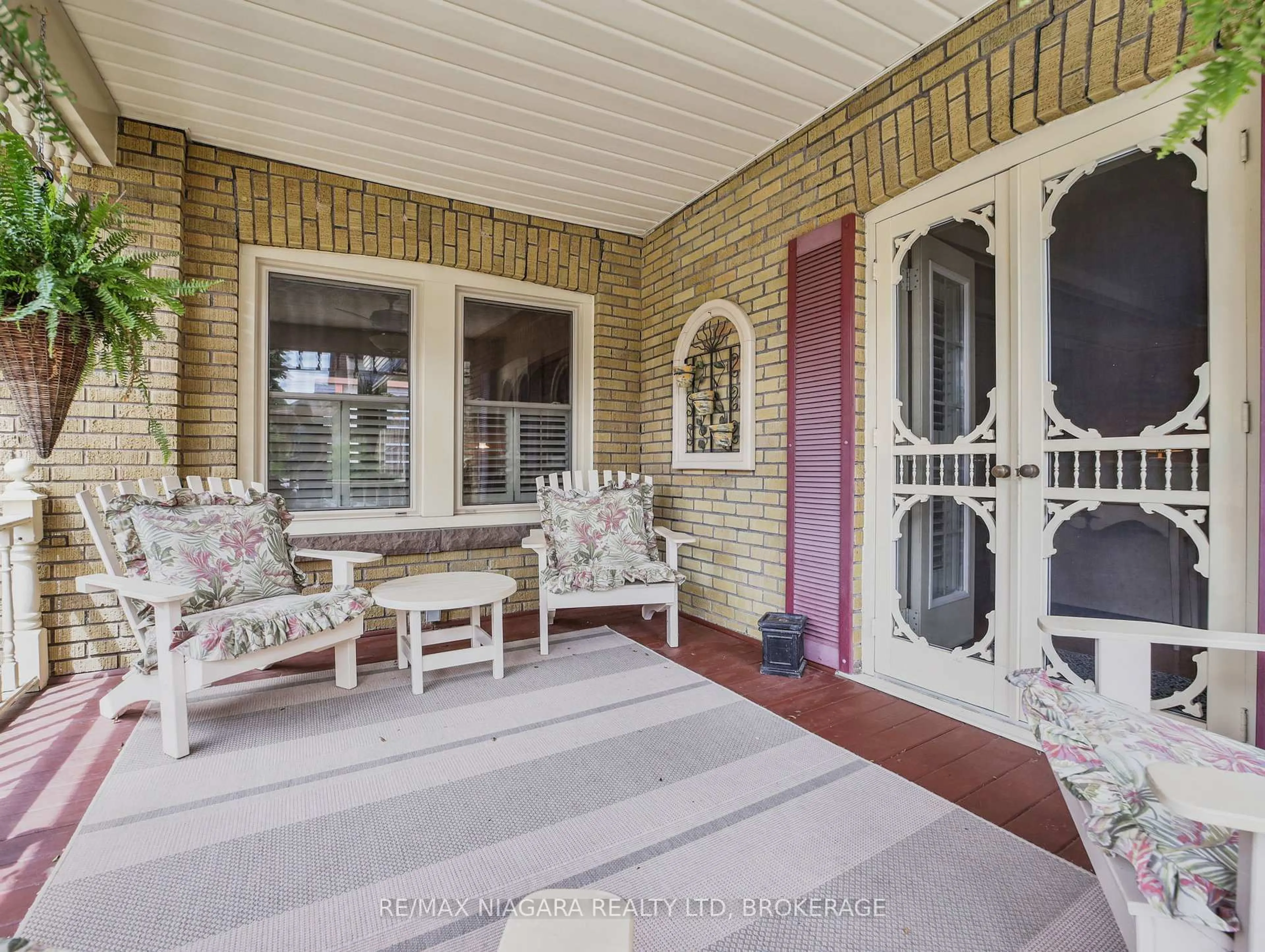 Indoor entryway for 5079 Armoury St, Niagara Falls Ontario L2E 1T3