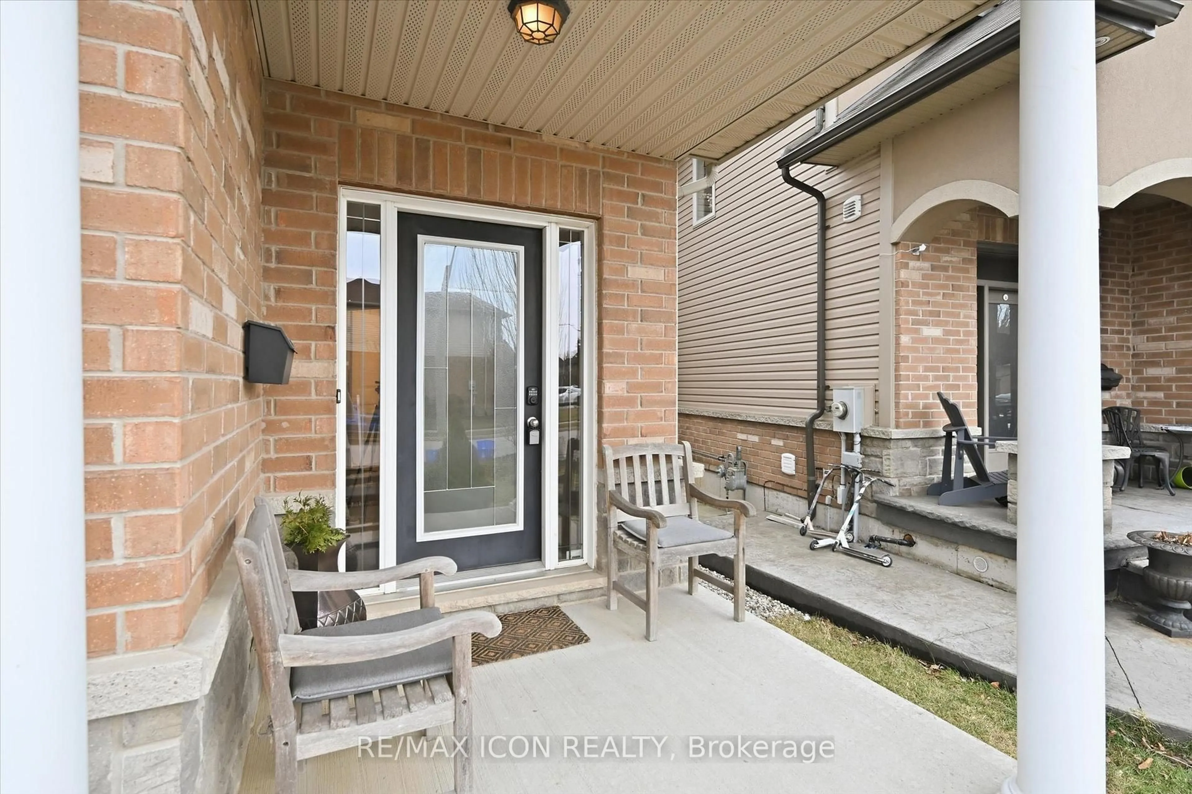 Indoor entryway for 64 Springvalley Cres, Hamilton Ontario L9C 7X3
