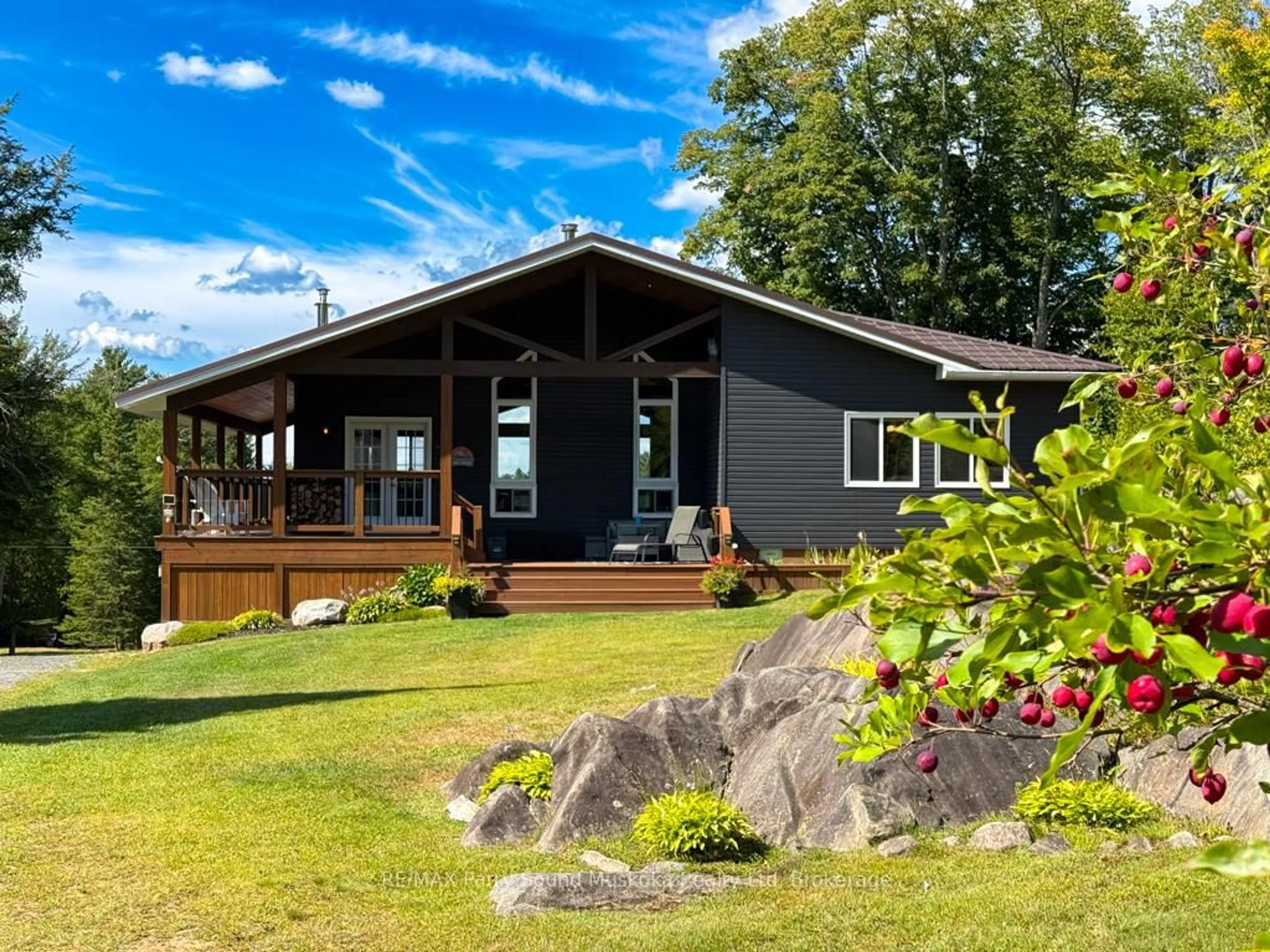 Home with vinyl exterior material, water/lake/river/ocean view for 127 BURNETTS Rd, McKellar Ontario P2A 0B5