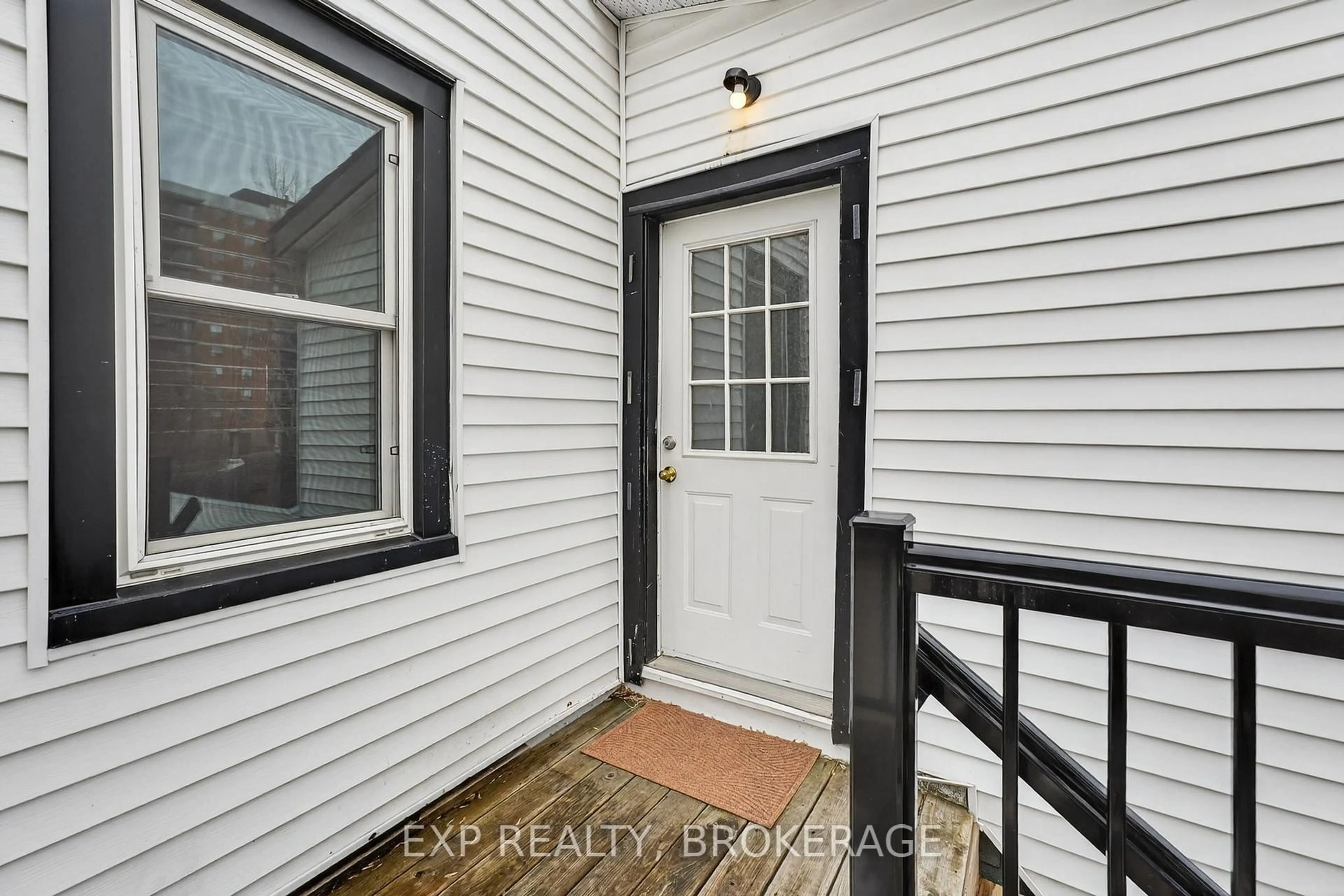 Indoor entryway for 632 MacDonnell St, Kingston Ontario K7K 4X3