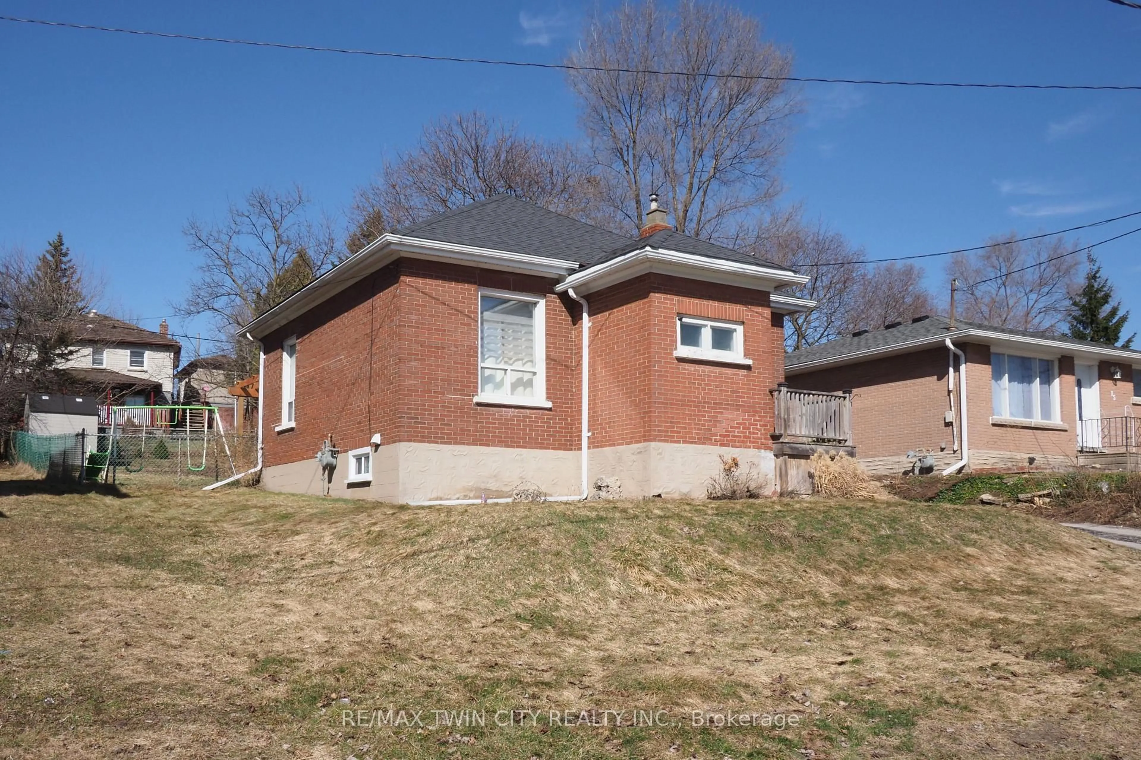 Home with brick exterior material, building for 19 Paisley Hts, Cambridge Ontario N1R 1B4
