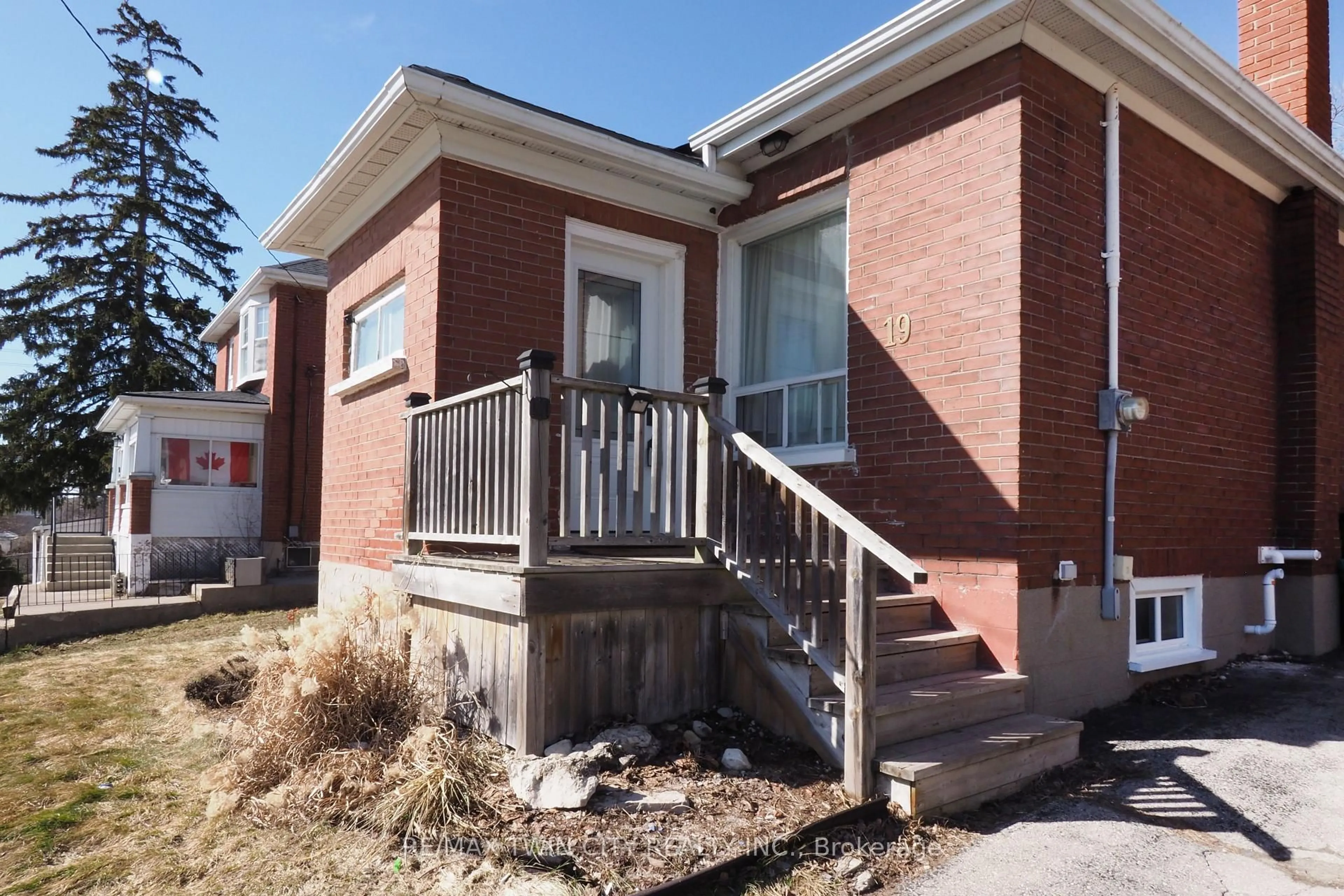 Home with brick exterior material, street for 19 Paisley Hts, Cambridge Ontario N1R 1B4