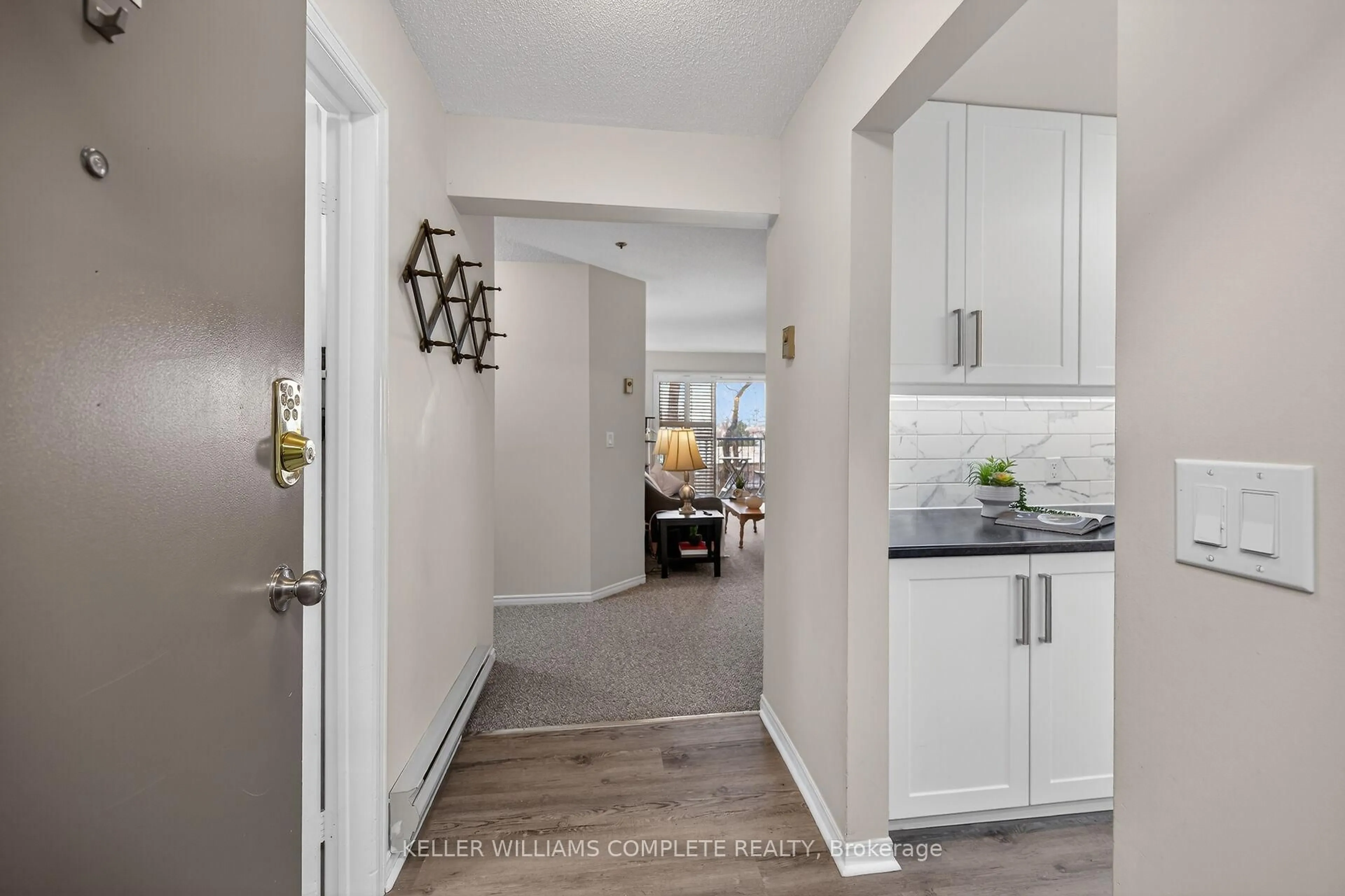 Indoor entryway for 6 NIAGARA St #208, Grimsby Ontario L3M 5A4