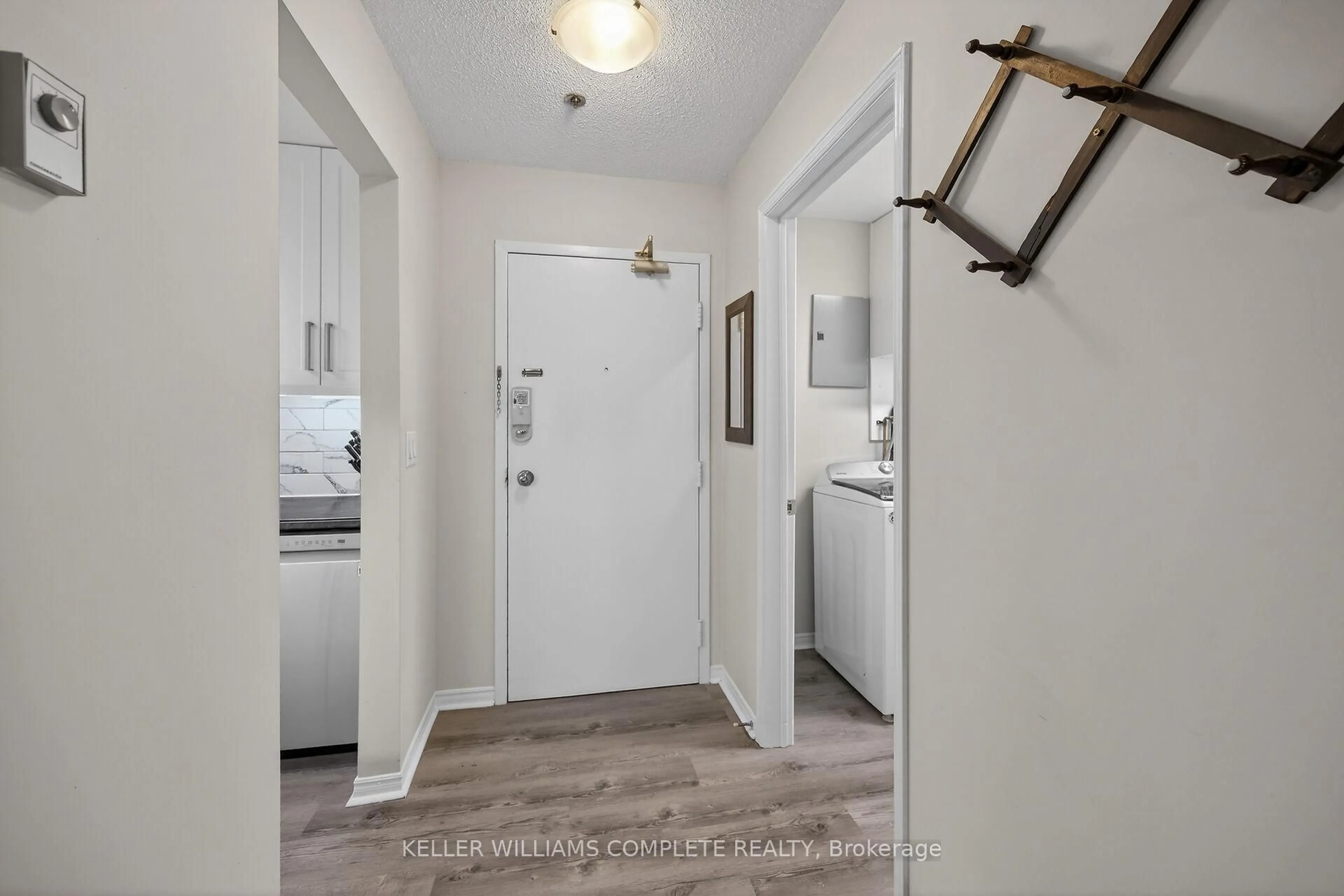 Indoor entryway for 6 NIAGARA St #208, Grimsby Ontario L3M 5A4