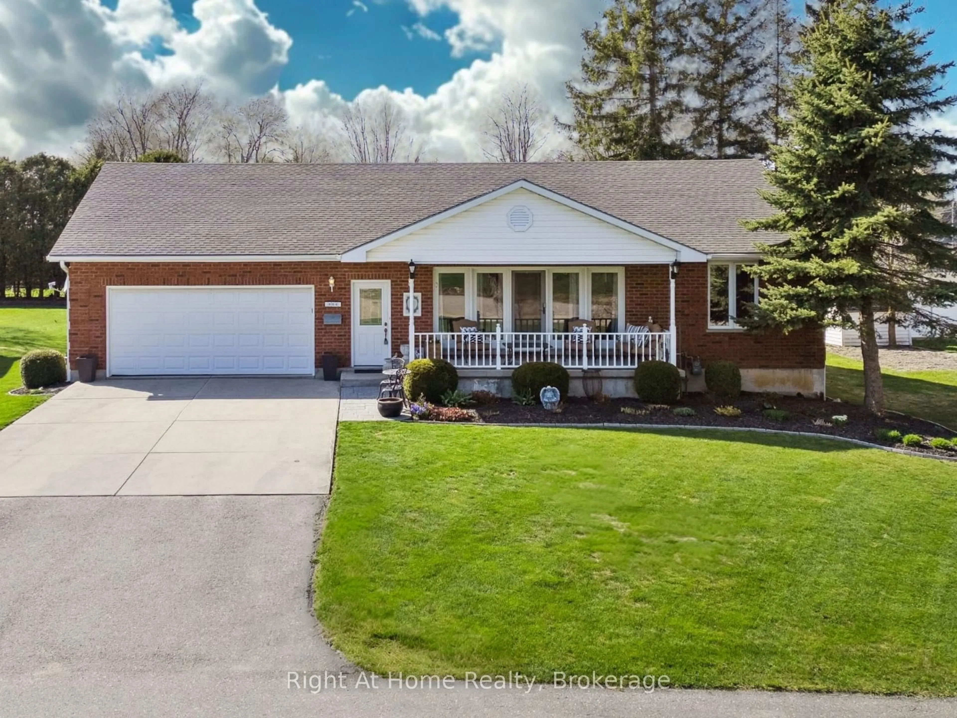 A pic from outside/outdoor area/front of a property/back of a property/a pic from drone, street for 664 Maple St, Huron East Ontario N0G 1H0