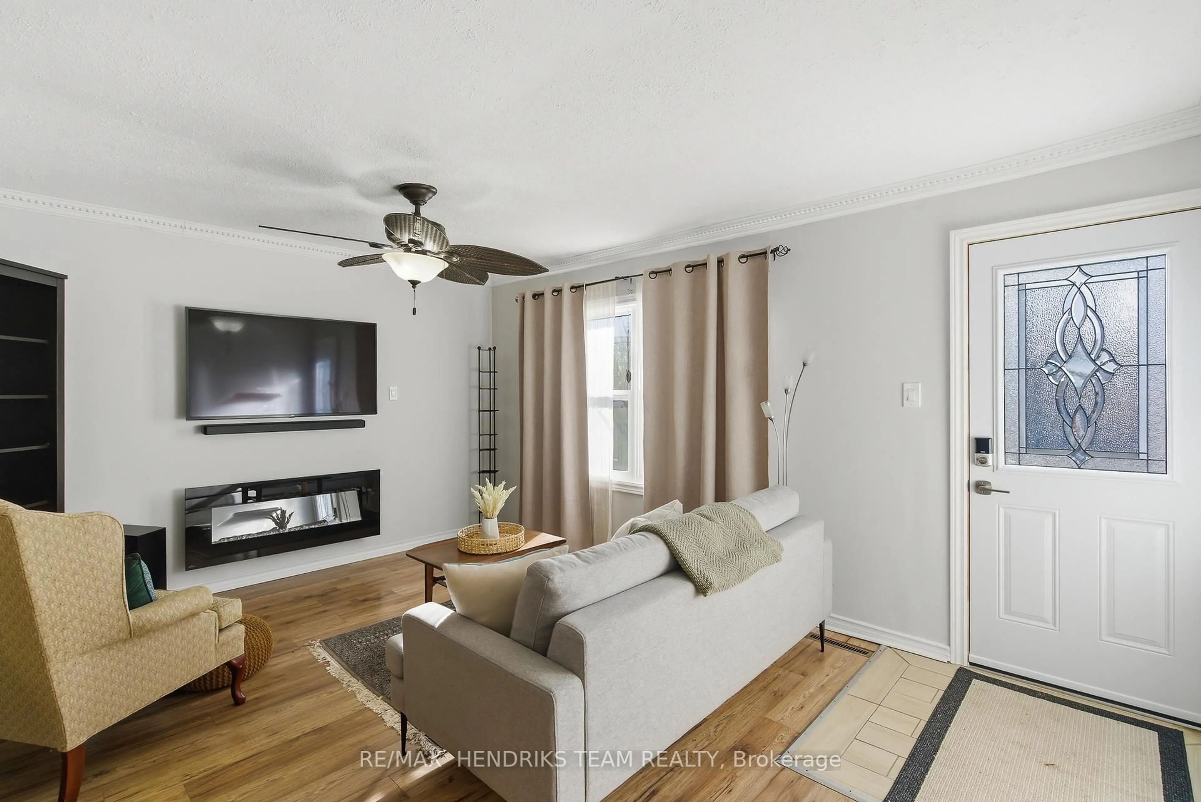 Living room with furniture, wood/laminate floor for 7 Elmwood Ave, St. Catharines Ontario L2R 2T5