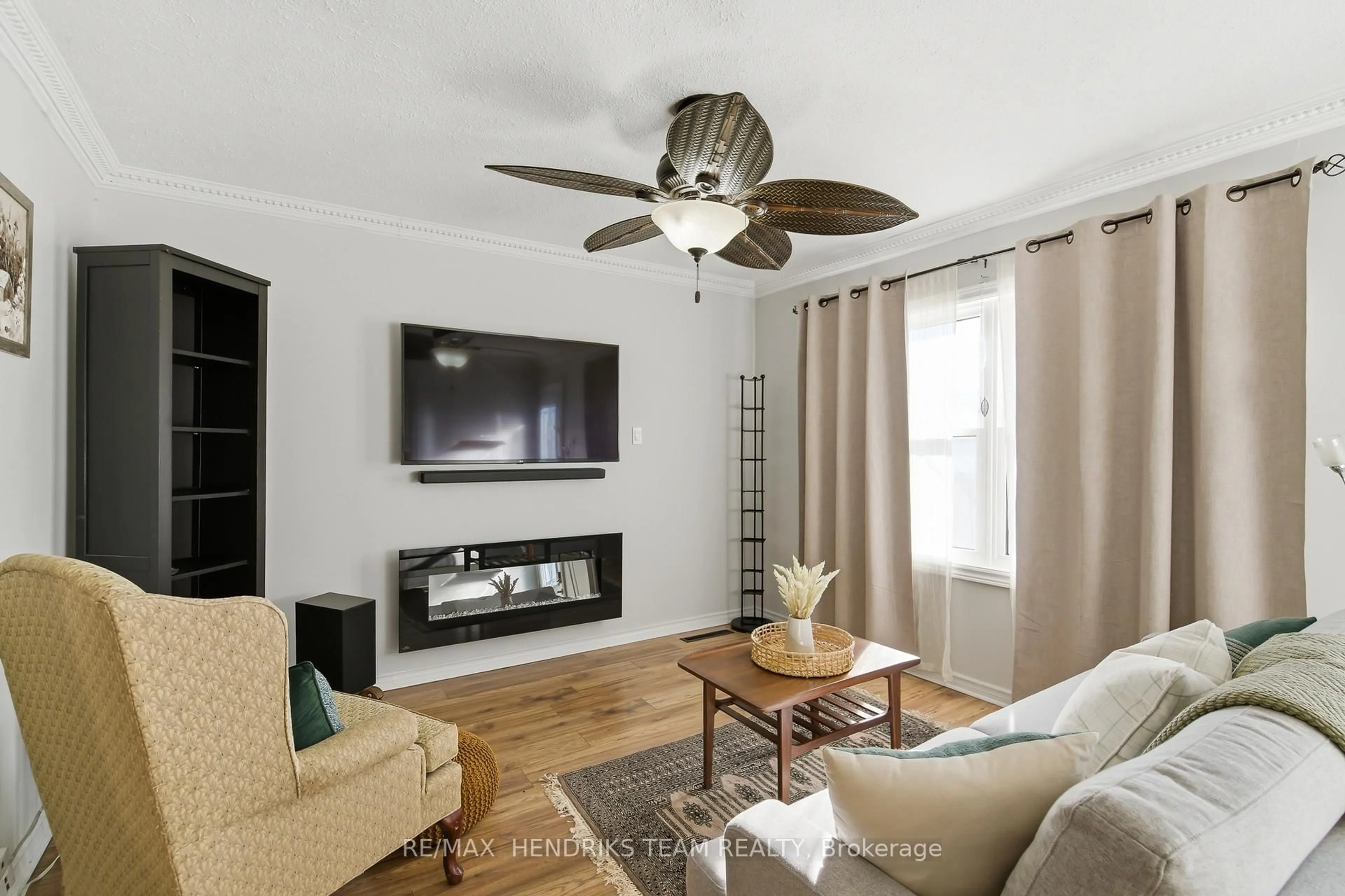 Living room with furniture, unknown for 7 Elmwood Ave, St. Catharines Ontario L2R 2T5