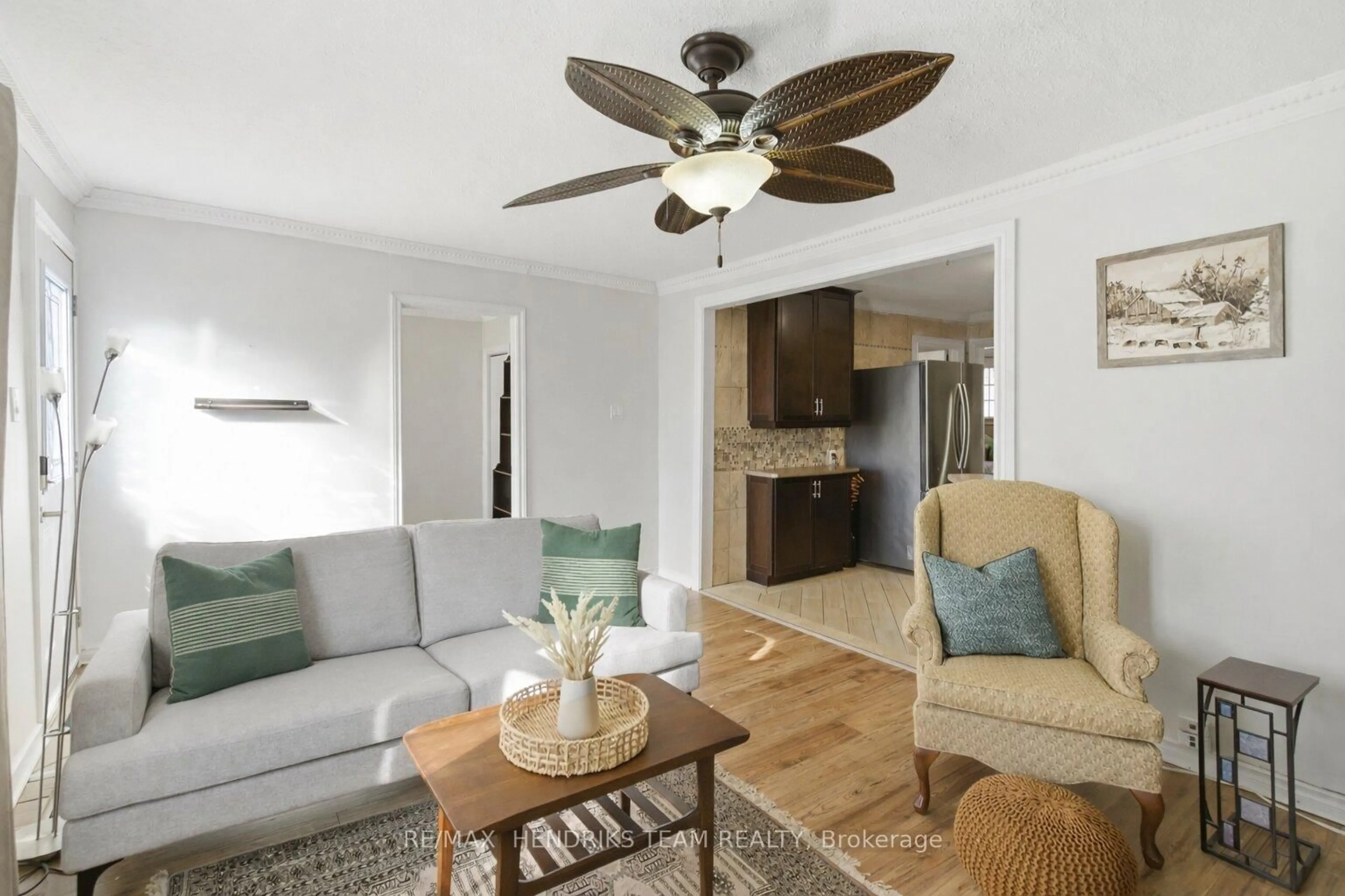 Living room with furniture, wood/laminate floor for 7 Elmwood Ave, St. Catharines Ontario L2R 2T5