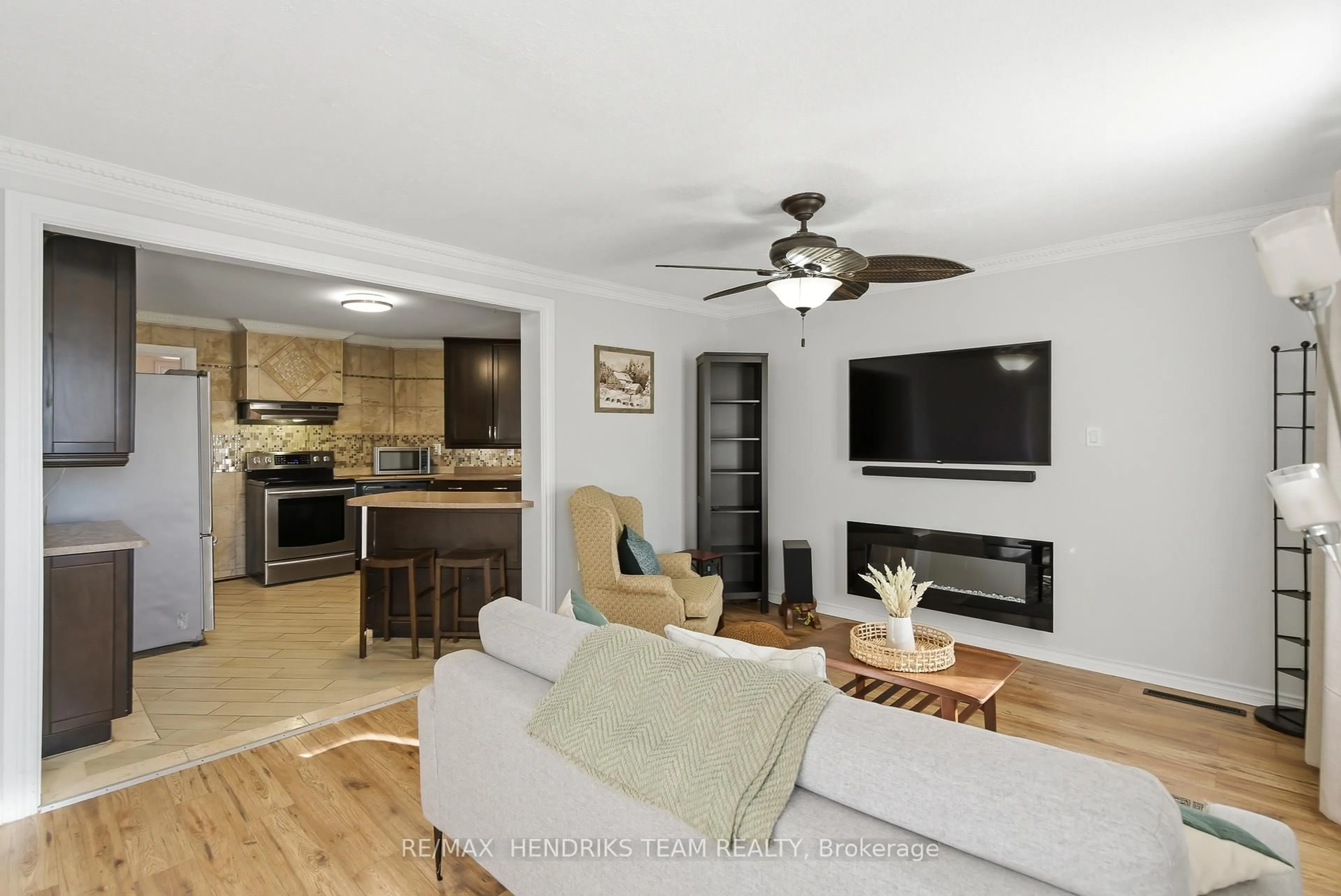 Living room with furniture, unknown for 7 Elmwood Ave, St. Catharines Ontario L2R 2T5