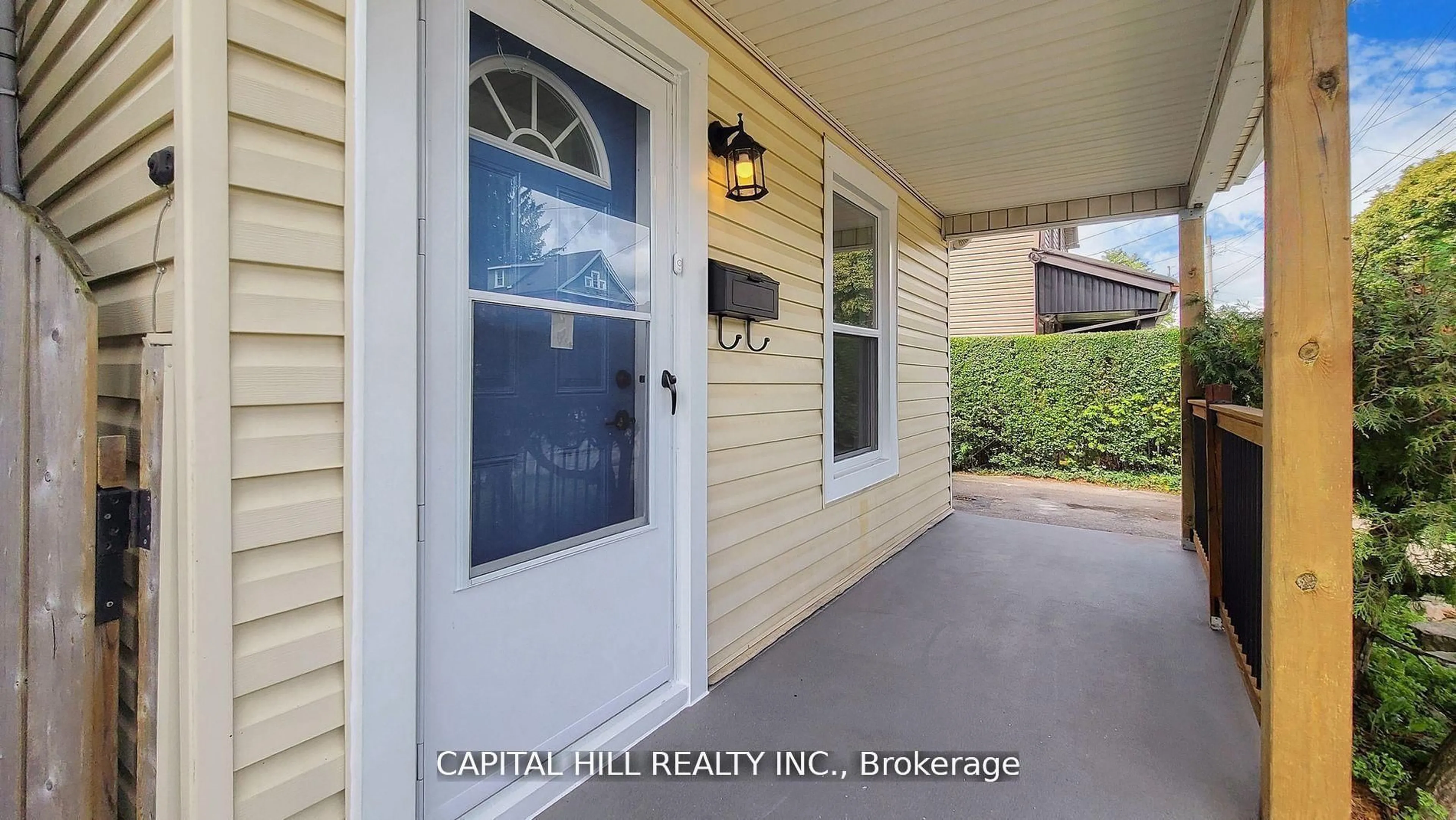 Indoor entryway for 160 Picton St, Hamilton Ontario L8L 3W6
