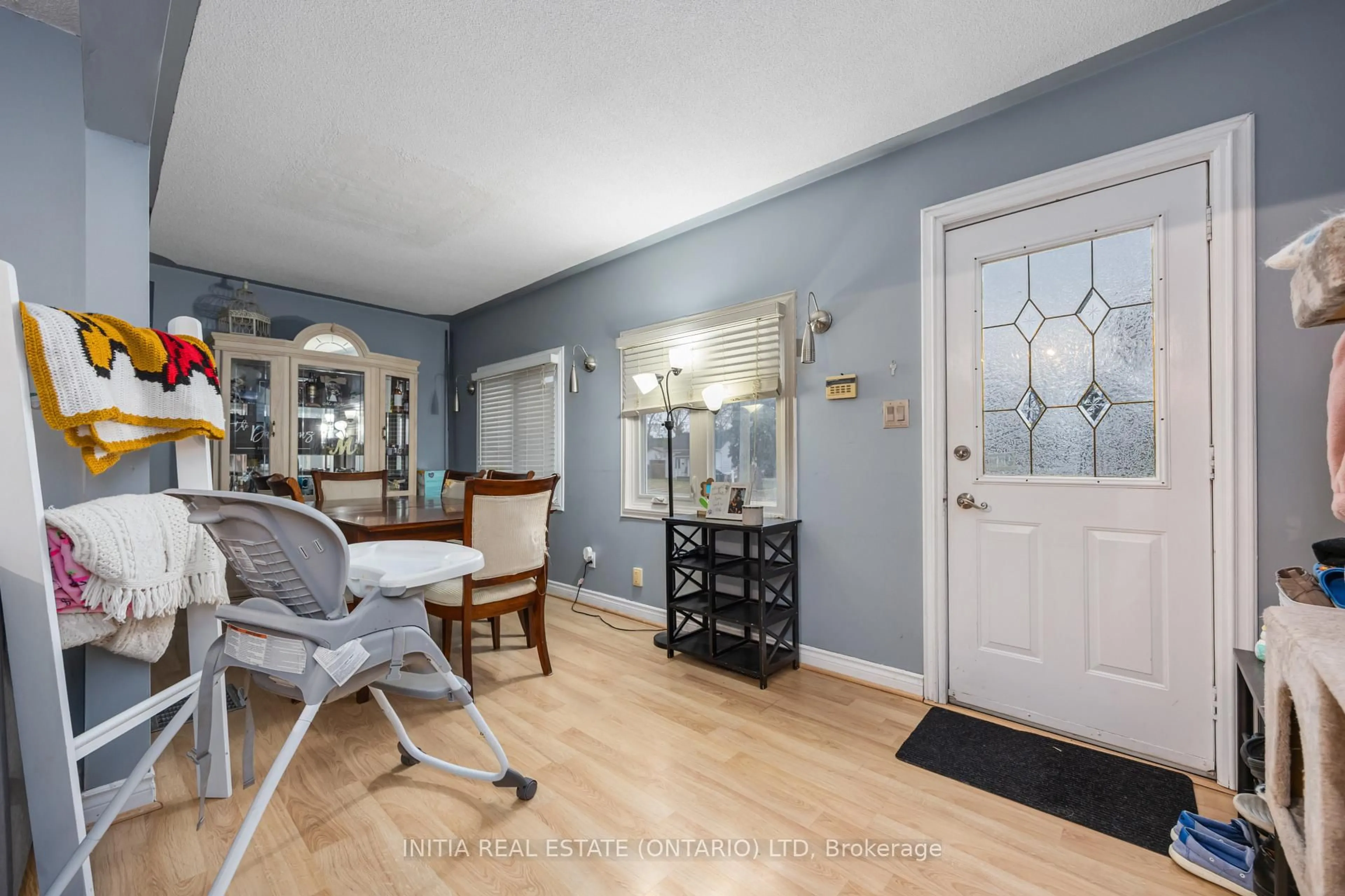 Indoor entryway for 856 Devine St, Sarnia Ontario N7T 1X5